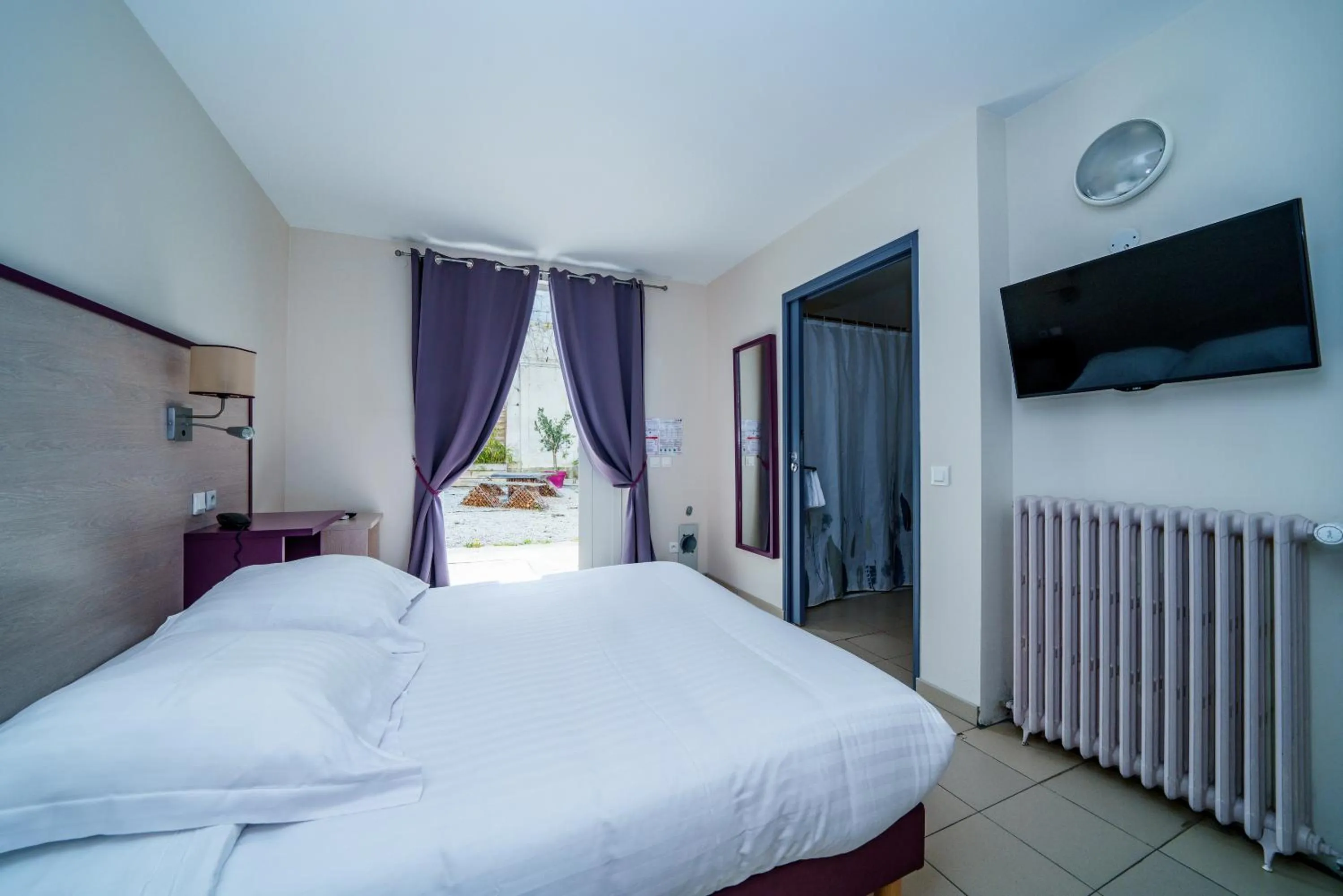 Bedroom, Bed in Logis Le Grand Hotel