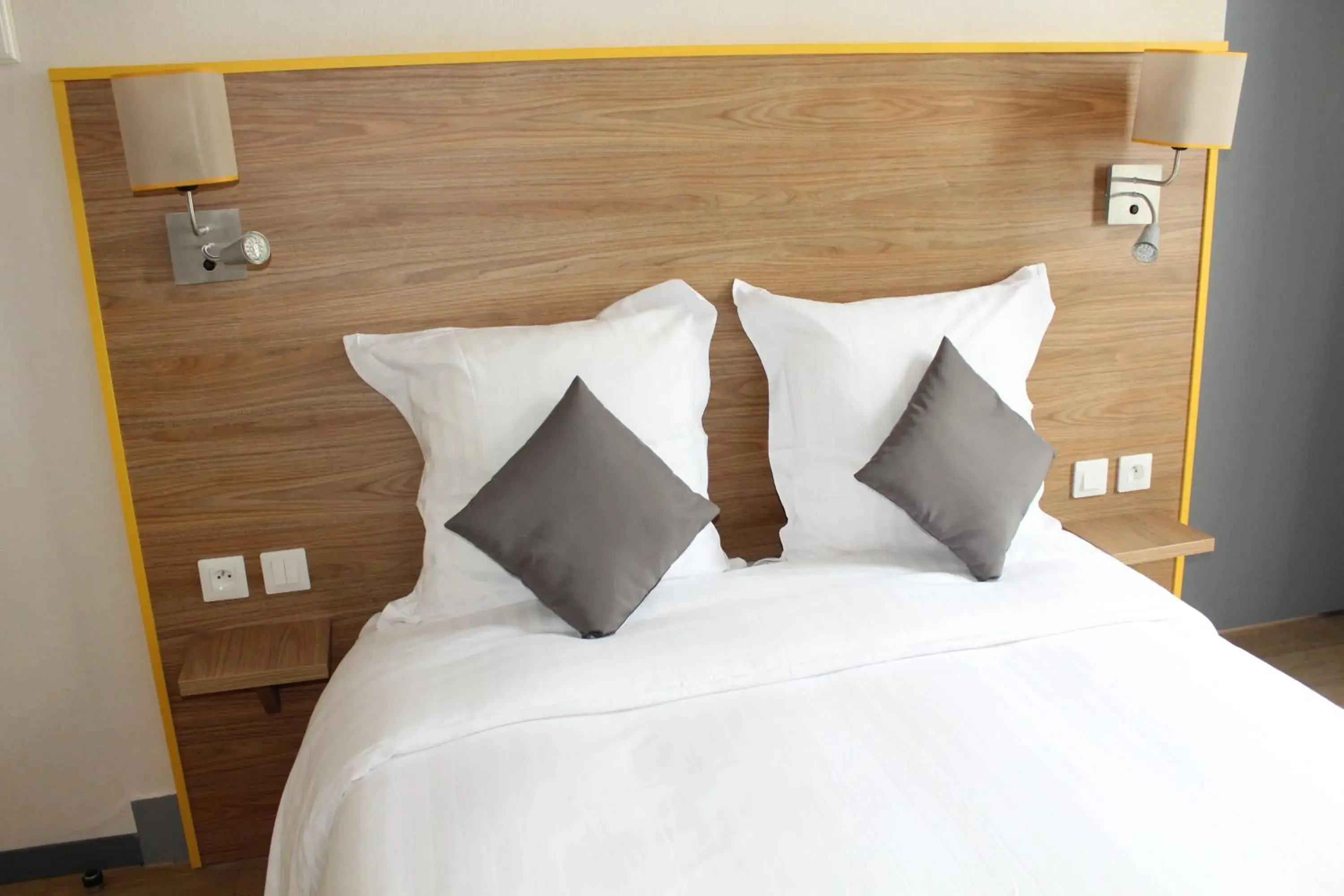 Coffee/tea facilities, Bed in Logis Le Grand Hotel Coffee/tea facilities, Bed in Logis Le Grand Hotel