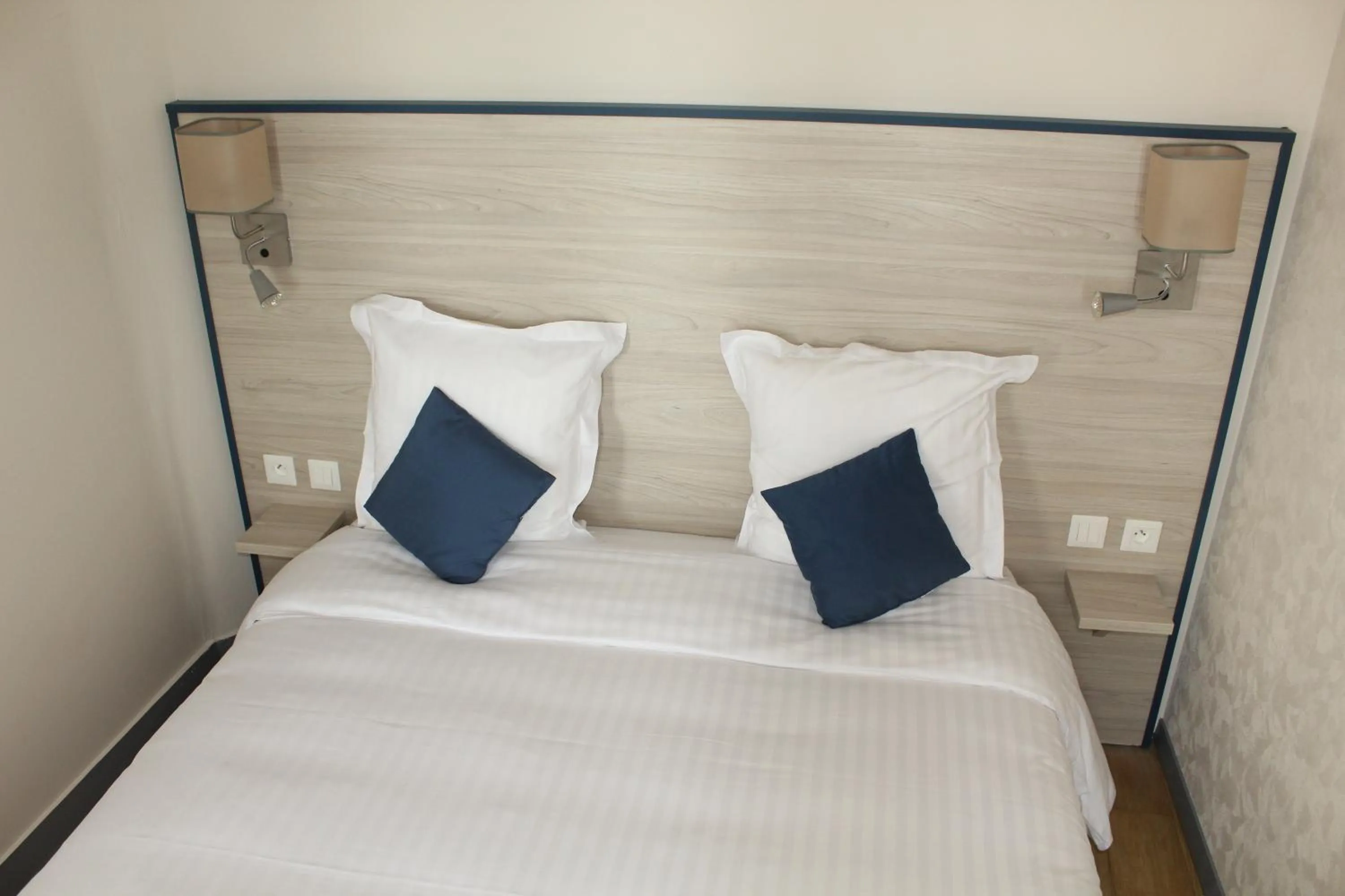 Coffee/tea facilities, Bed in Logis Le Grand Hotel