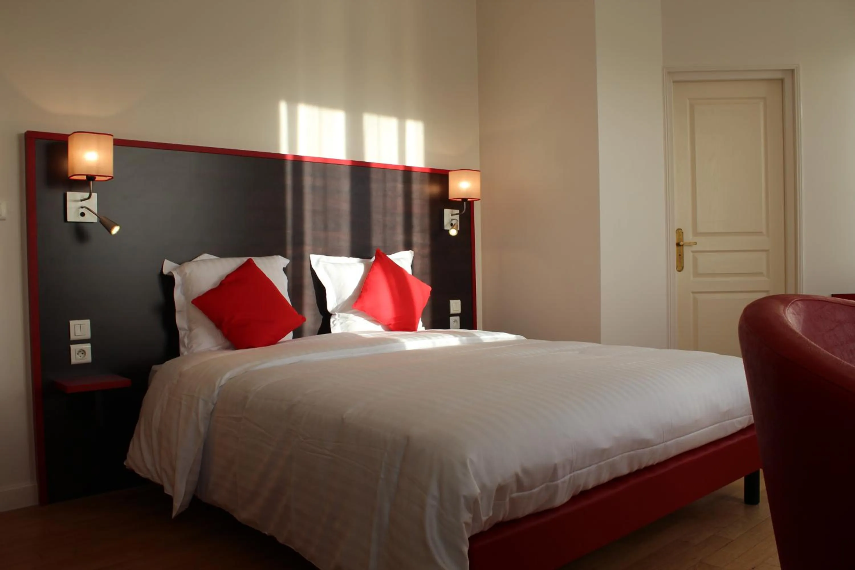 Bed in Logis Le Grand Hotel