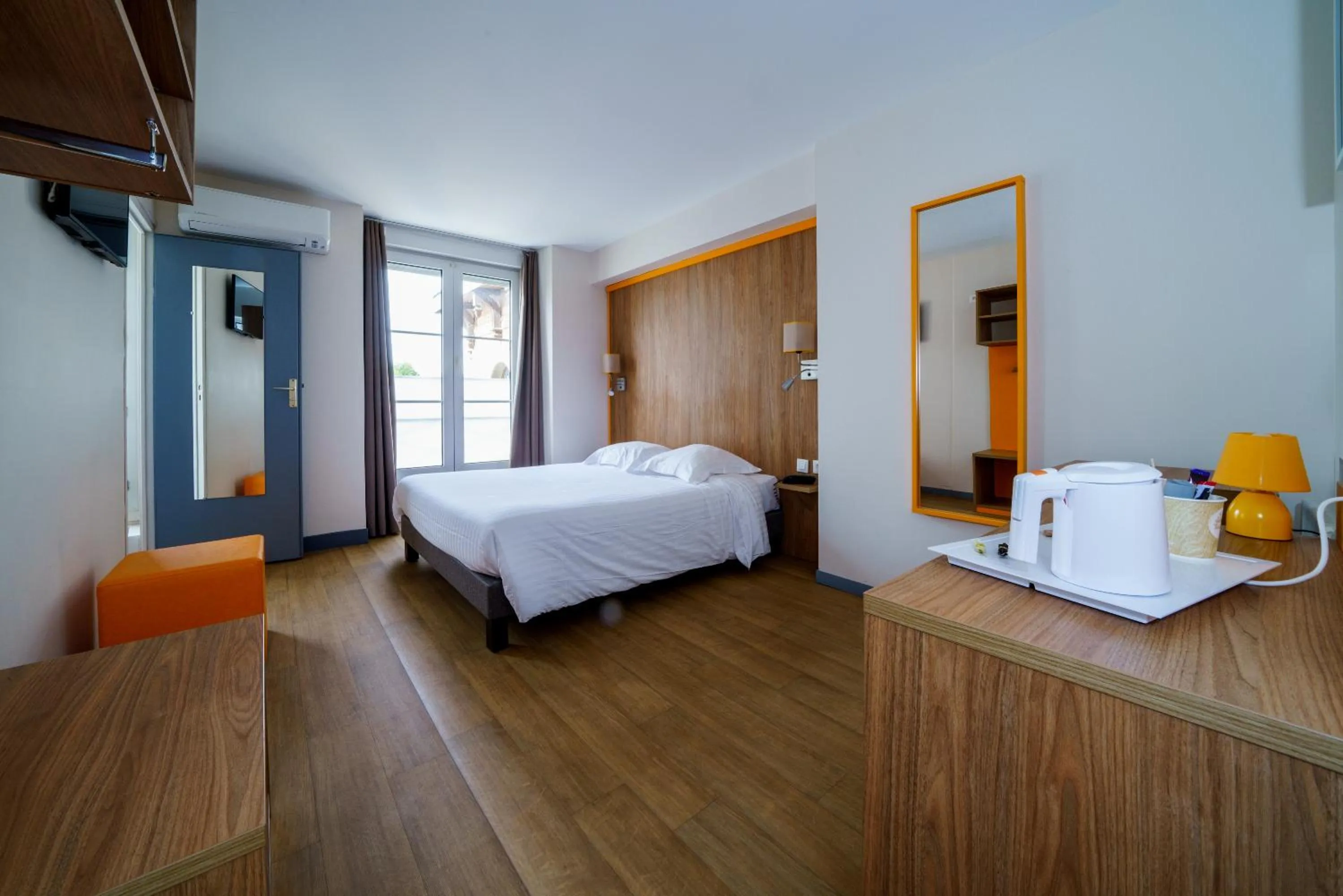 Bedroom, Bed in Logis Le Grand Hotel