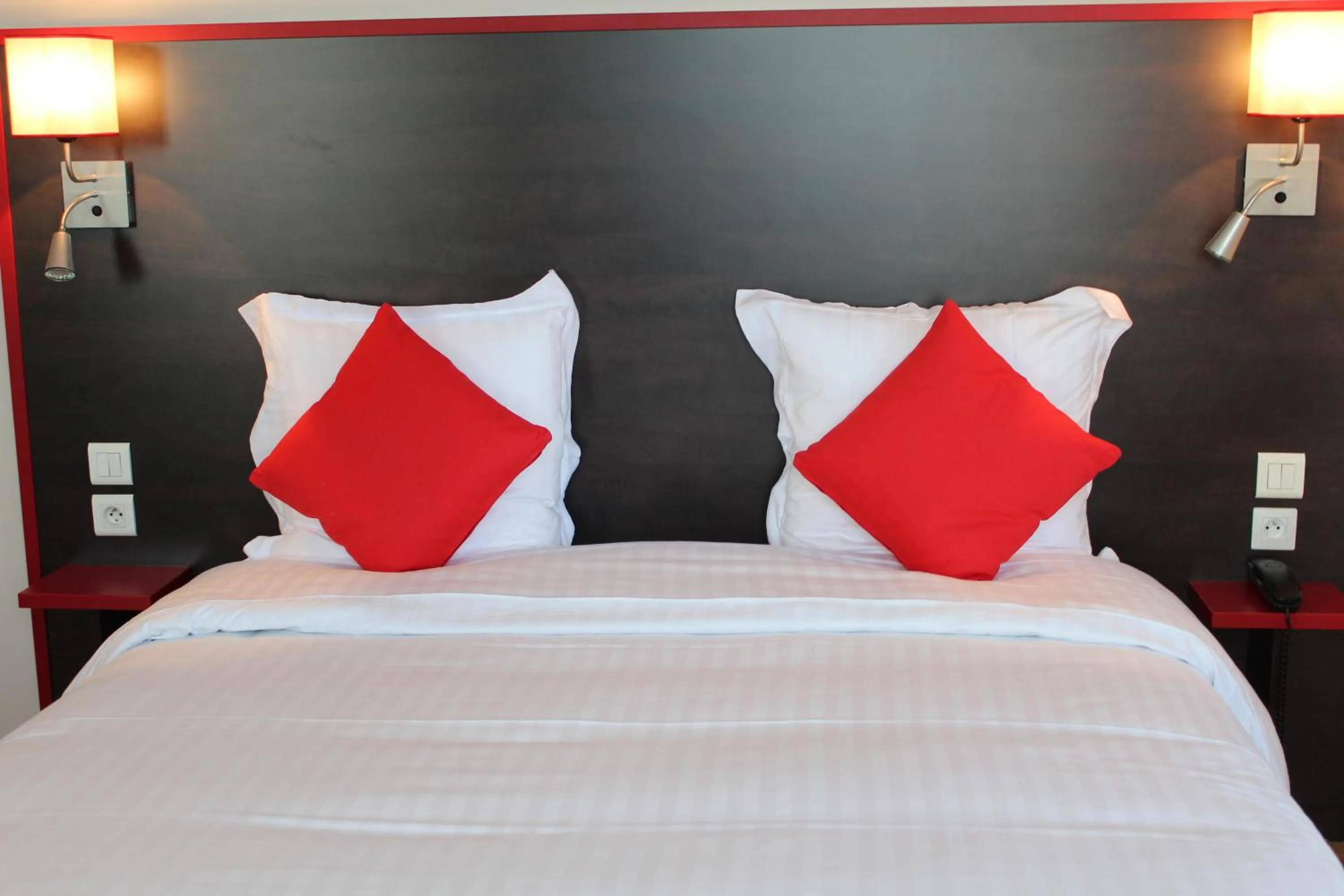 Bed in Logis Le Grand Hotel