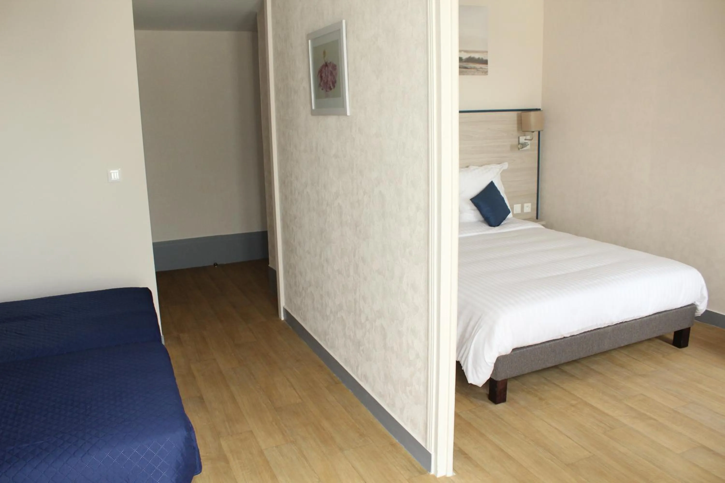 Coffee/tea facilities, Bed in Logis Le Grand Hotel