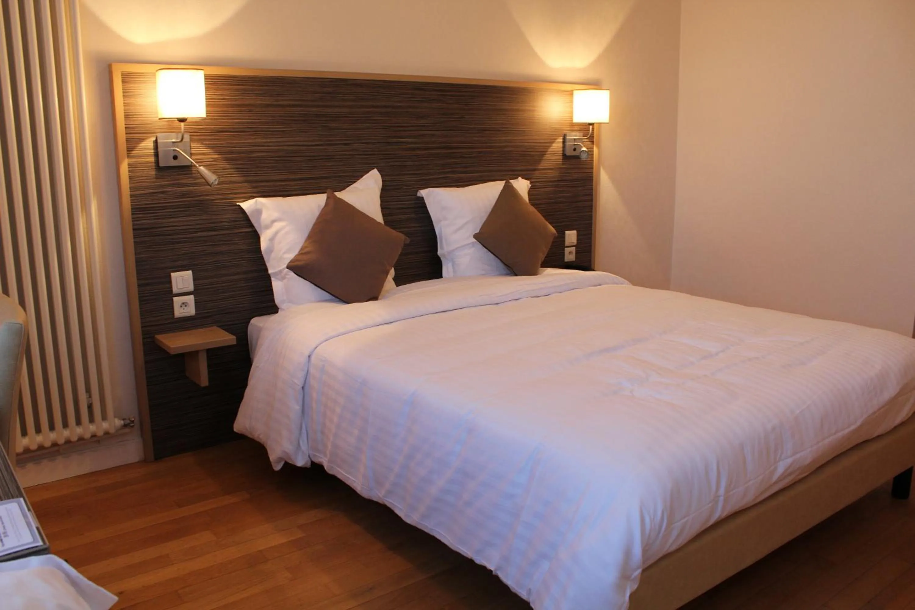 Bed in Logis Le Grand Hotel