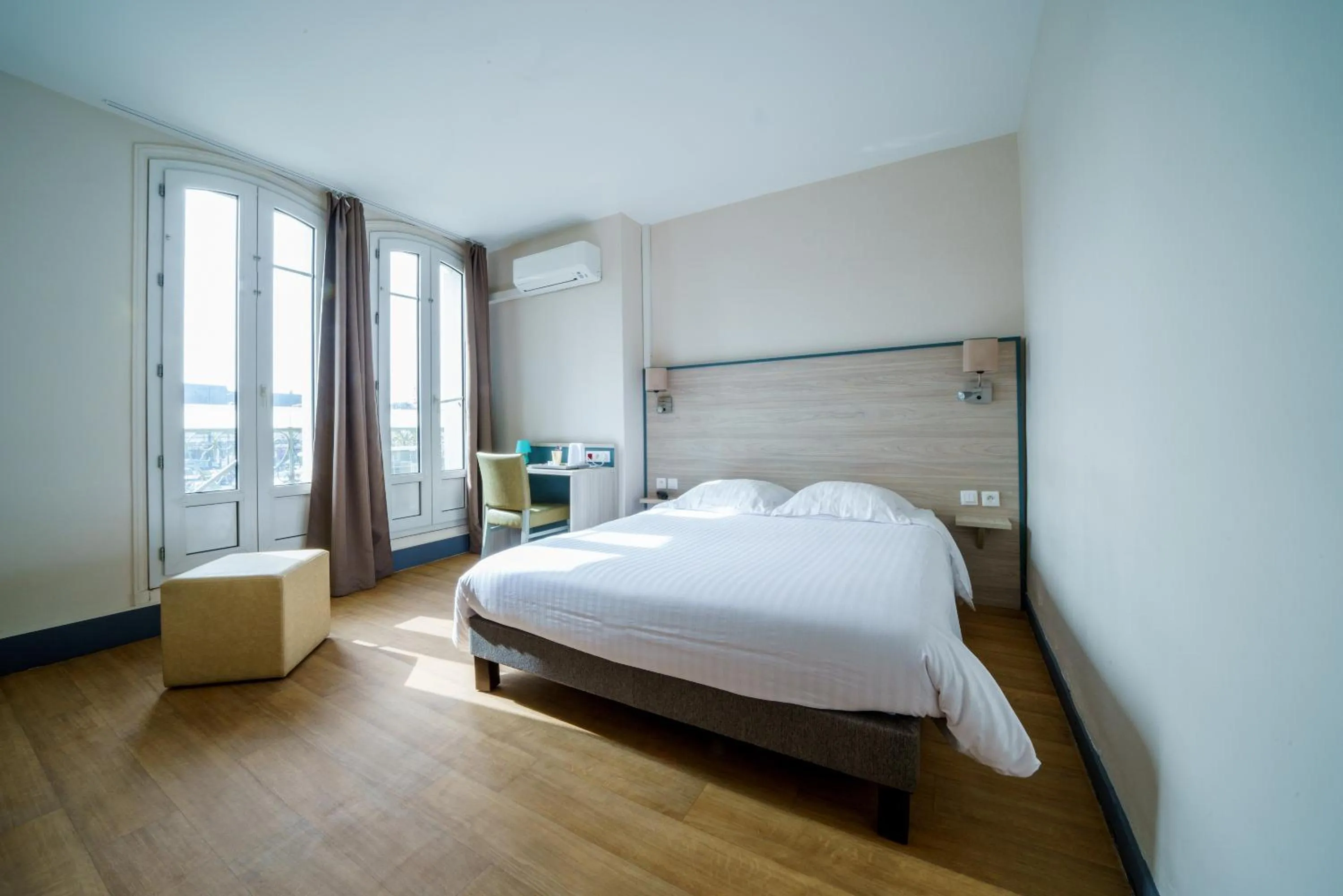 Bedroom, Bed in Logis Le Grand Hotel