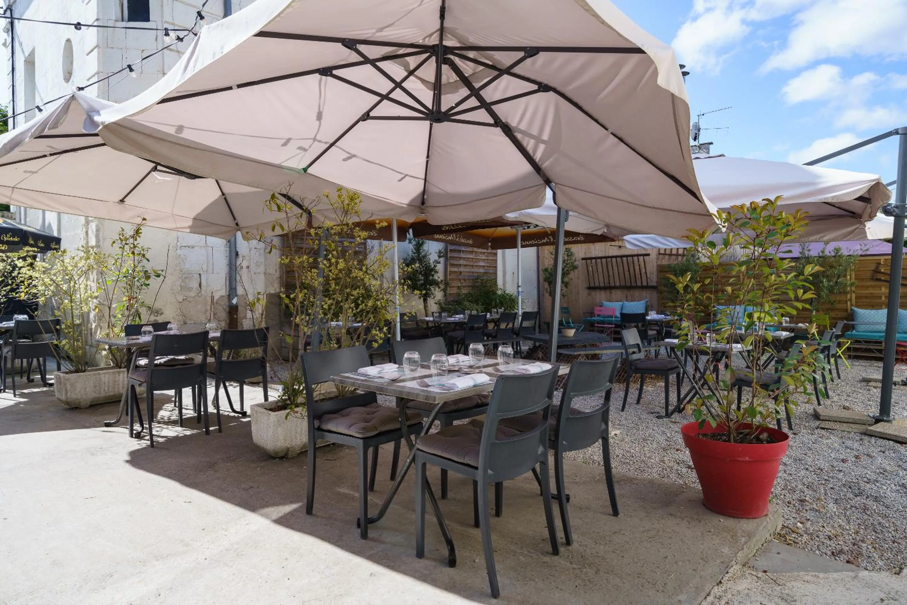 Patio in Logis Le Grand Hotel