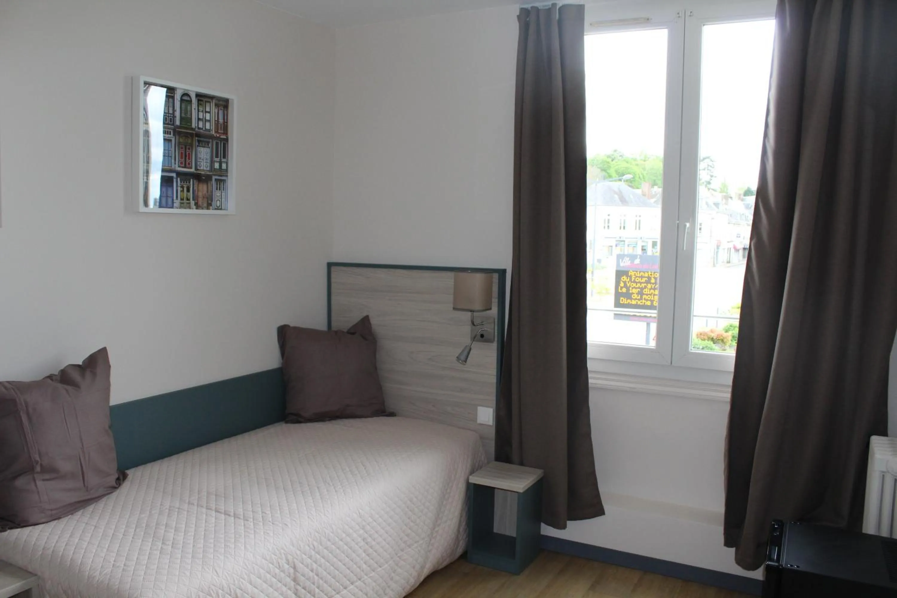 Coffee/tea facilities, Bed in Logis Le Grand Hotel