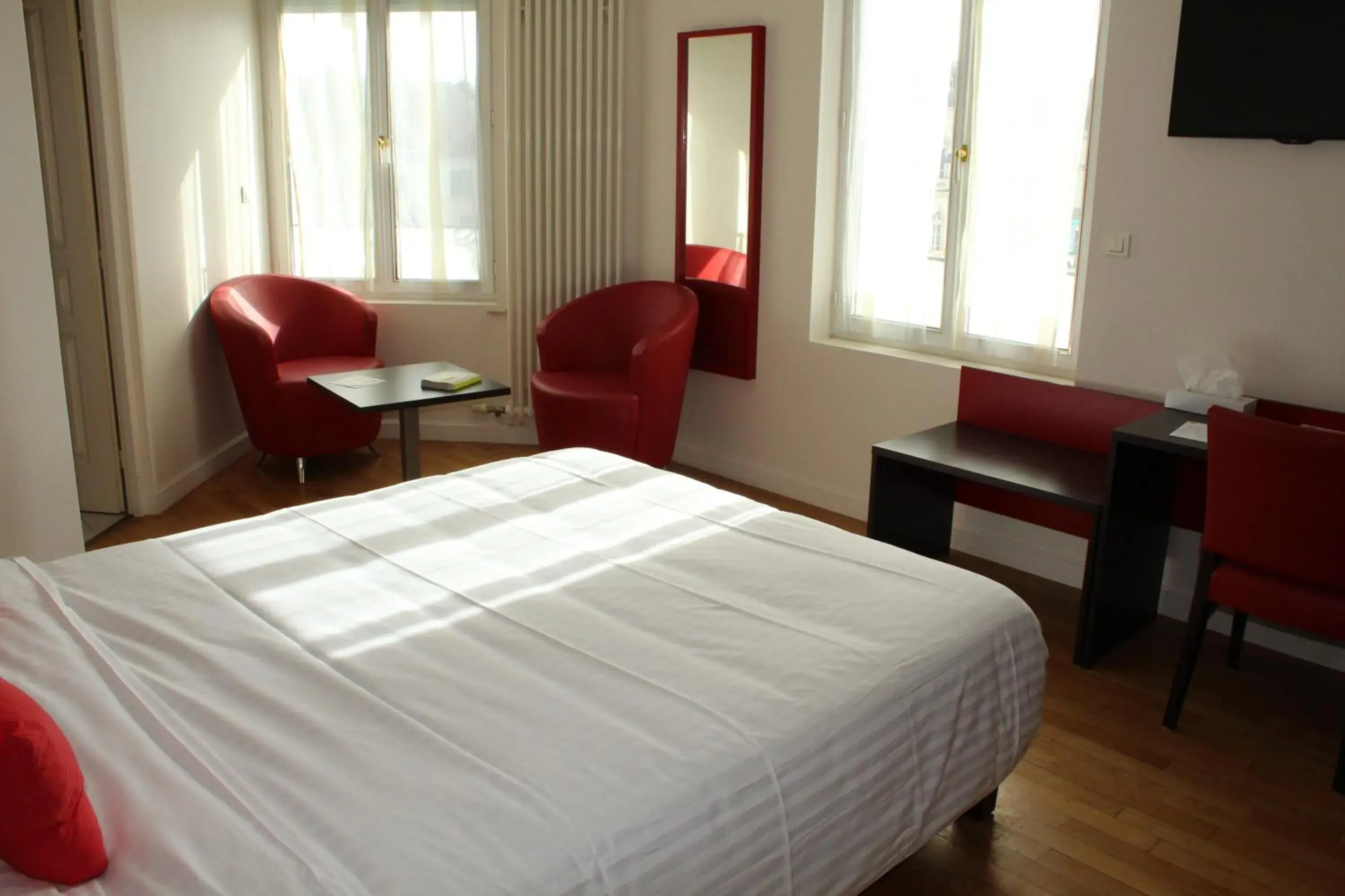 Coffee/tea facilities, Bed in Logis Le Grand Hotel Coffee/tea facilities, Bed in Logis Le Grand Hotel