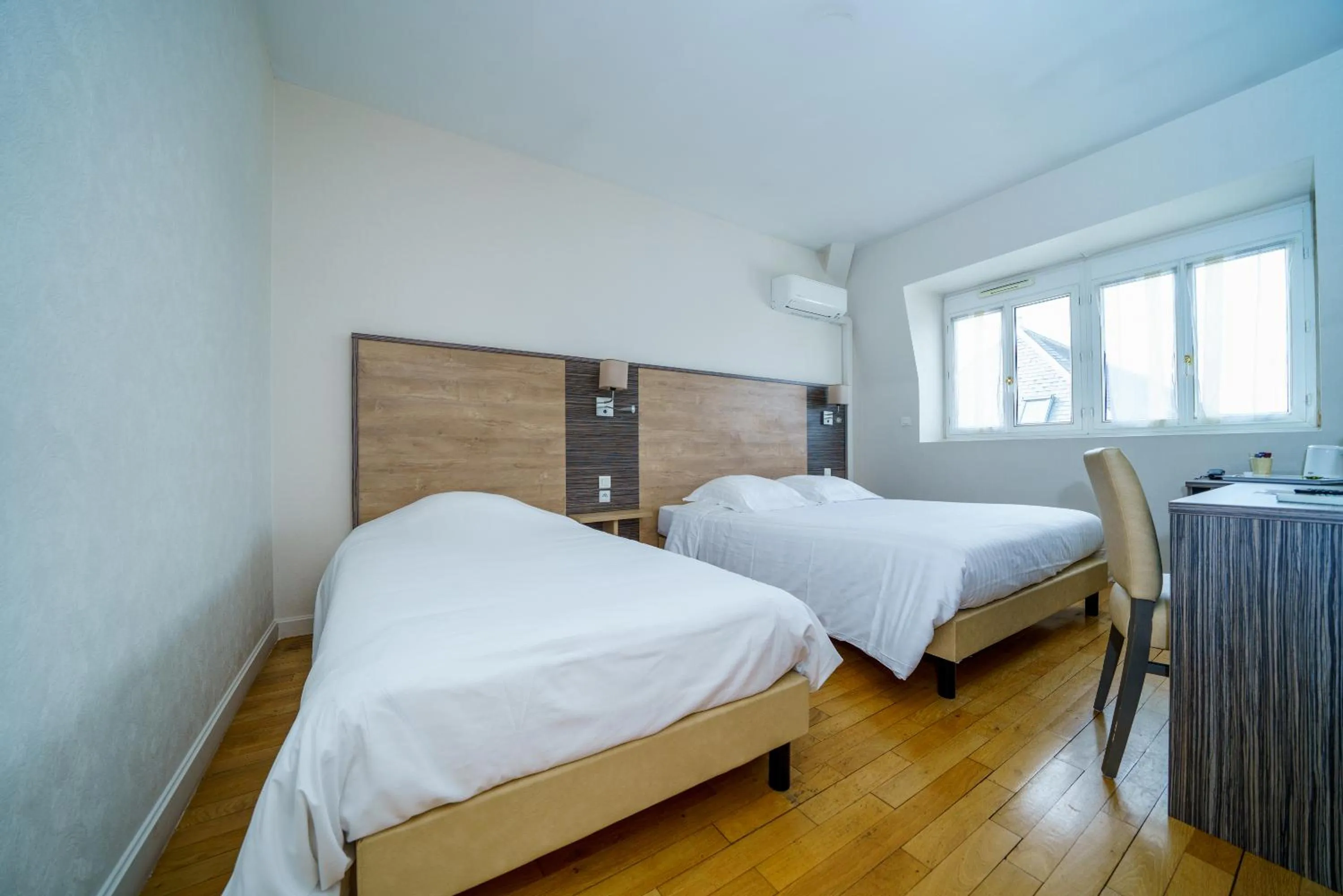 Bedroom, Bed in Logis Le Grand Hotel