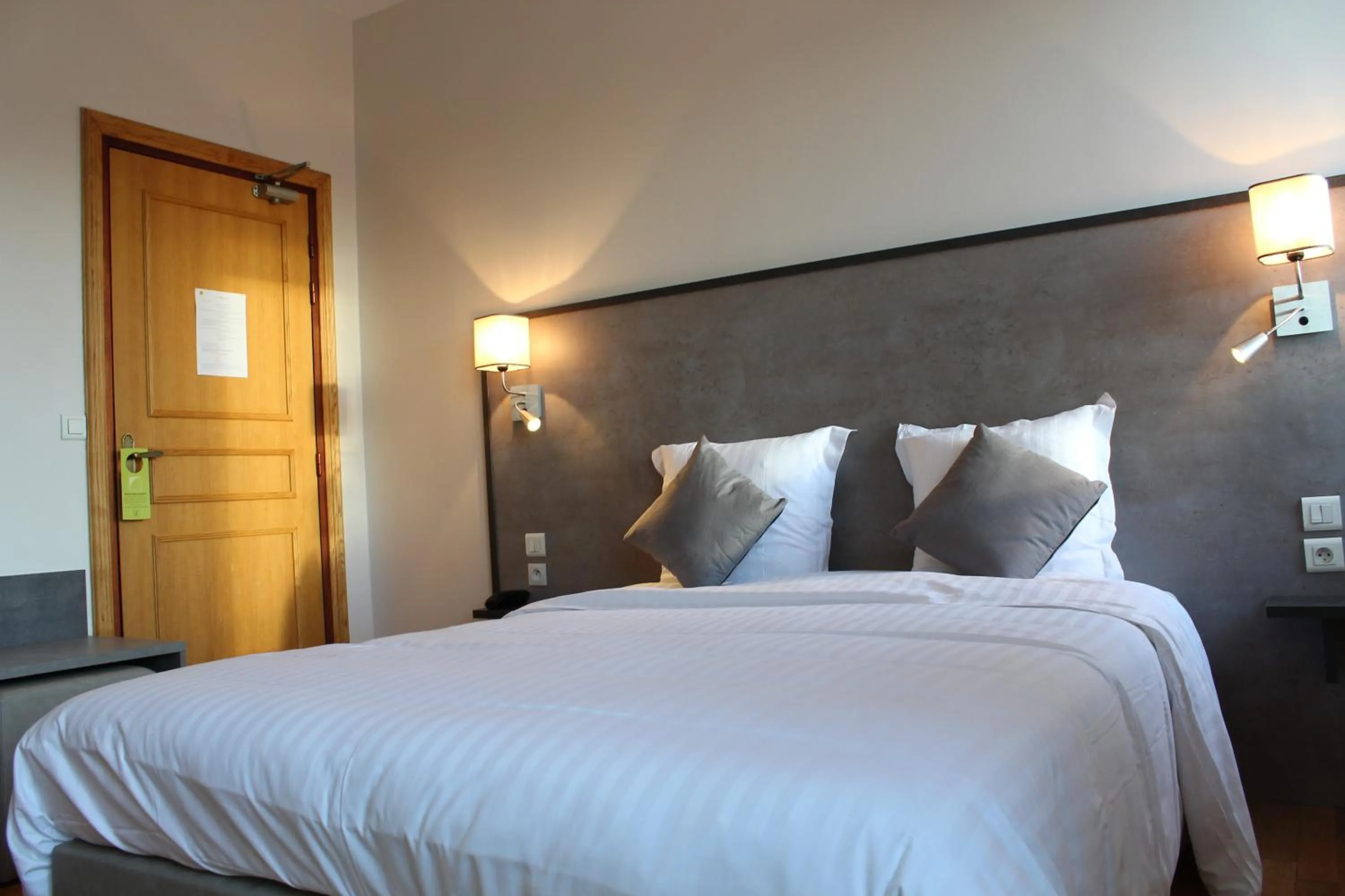 Bed in Logis Le Grand Hotel