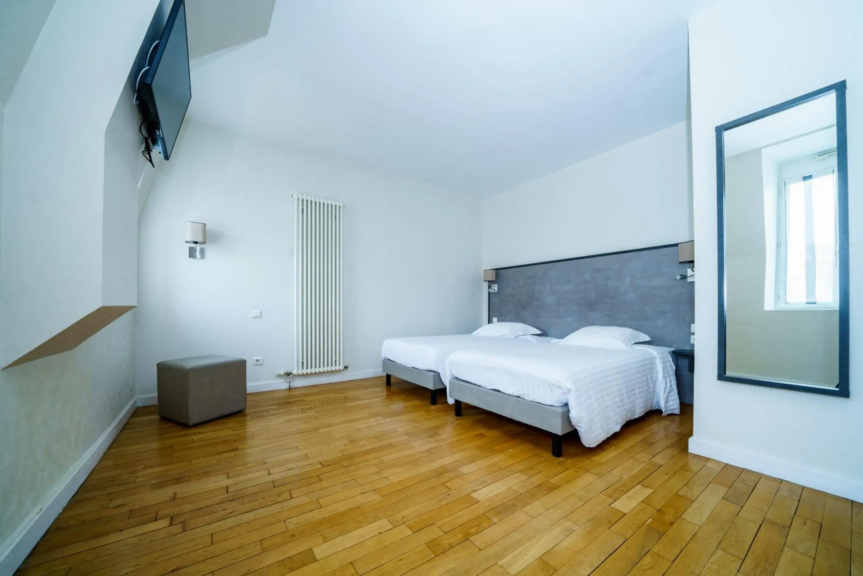 Standard Twin Room in Logis Le Grand Hotel Standard Twin Room in Logis Le Grand Hotel