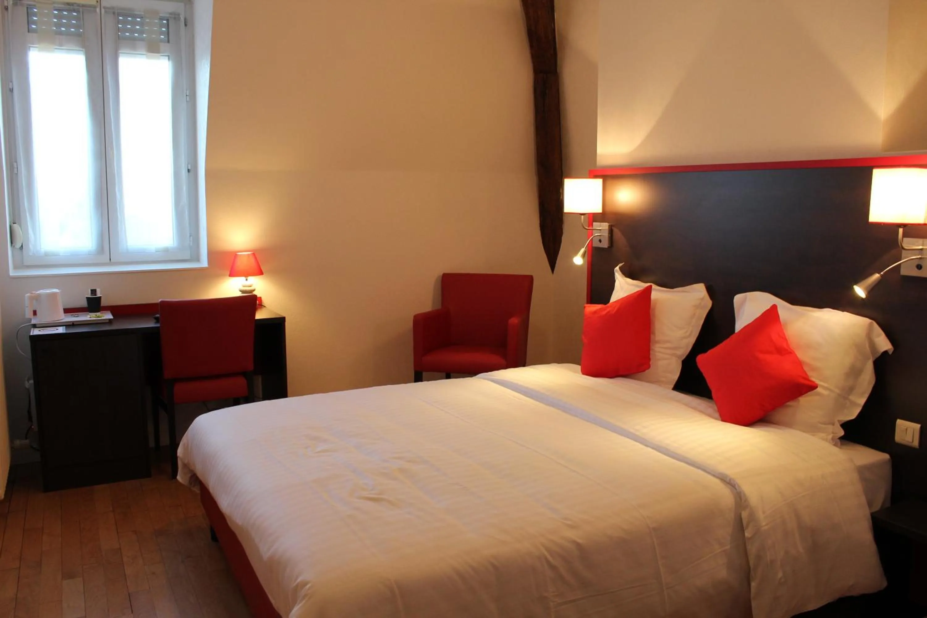 Bed in Logis Le Grand Hotel