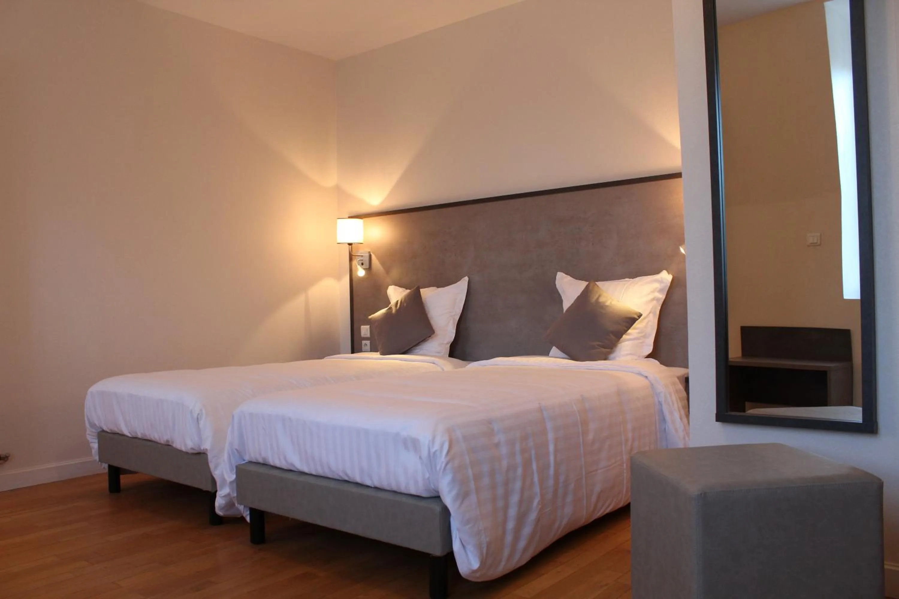 Coffee/tea facilities, Bed in Logis Le Grand Hotel