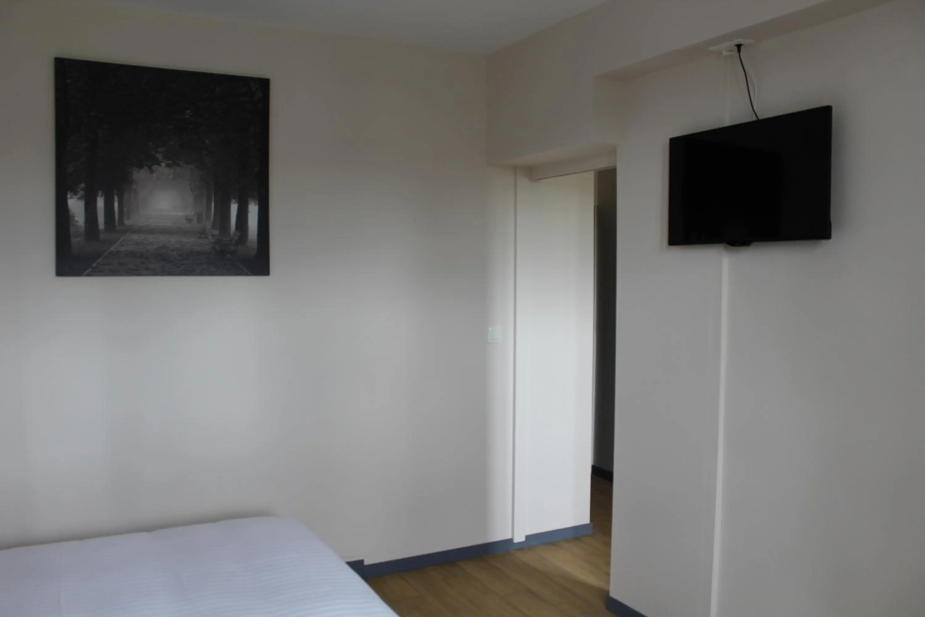 Coffee/tea facilities, Bed in Logis Le Grand Hotel