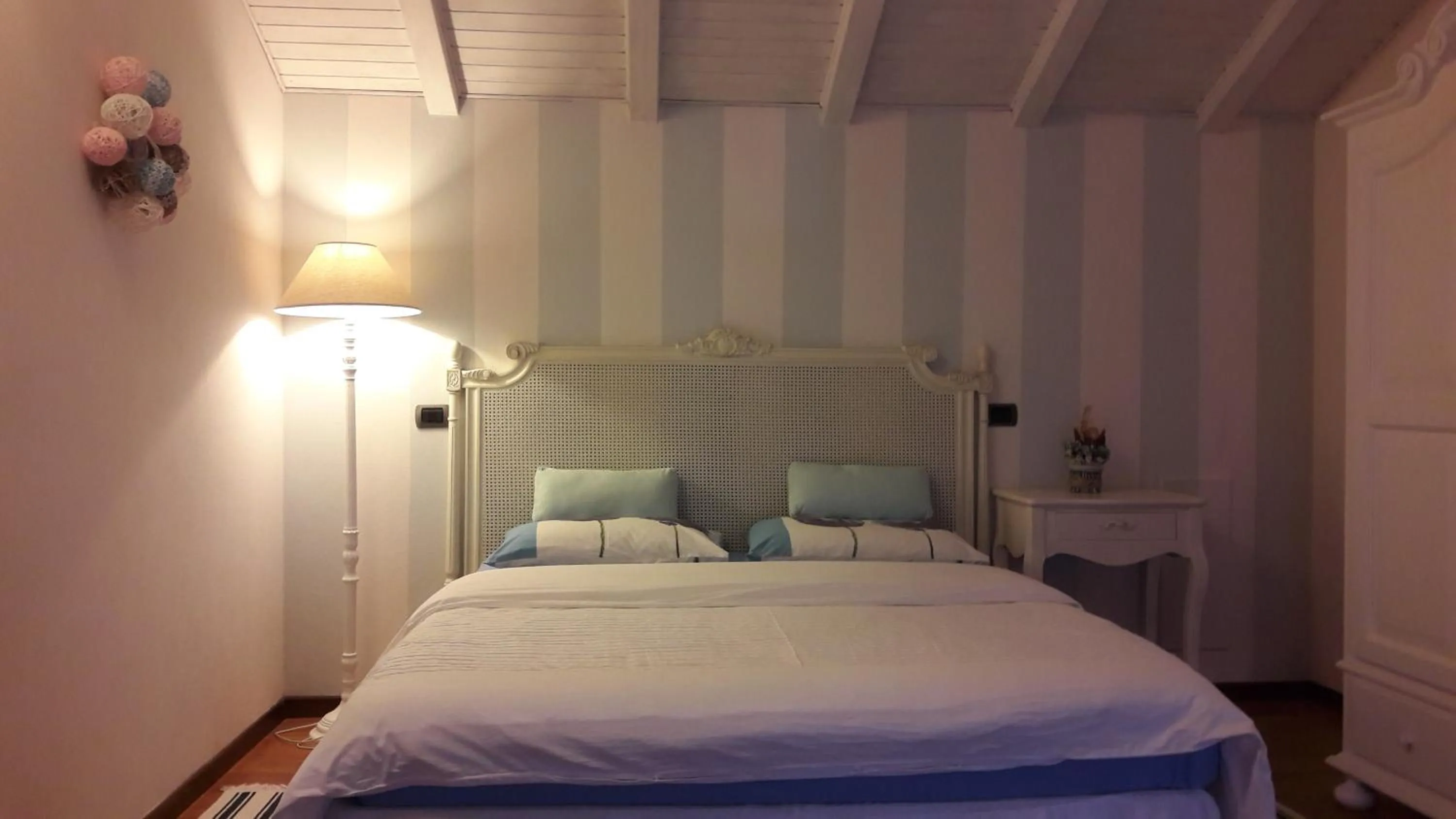 Photo of the whole room, Bed in B&B Como Lake Cottage