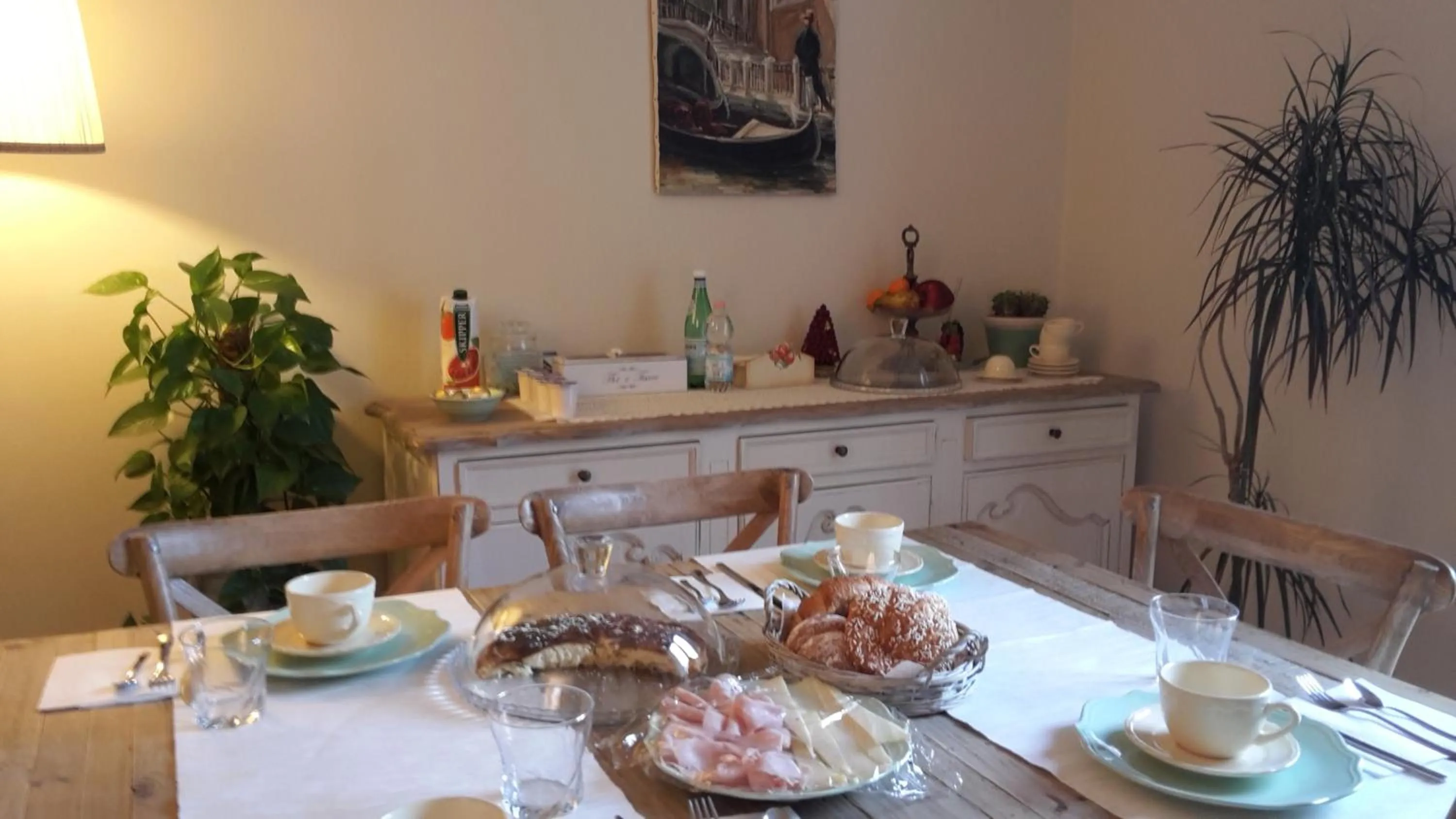 Communal lounge/ TV room in B&B Como Lake Cottage