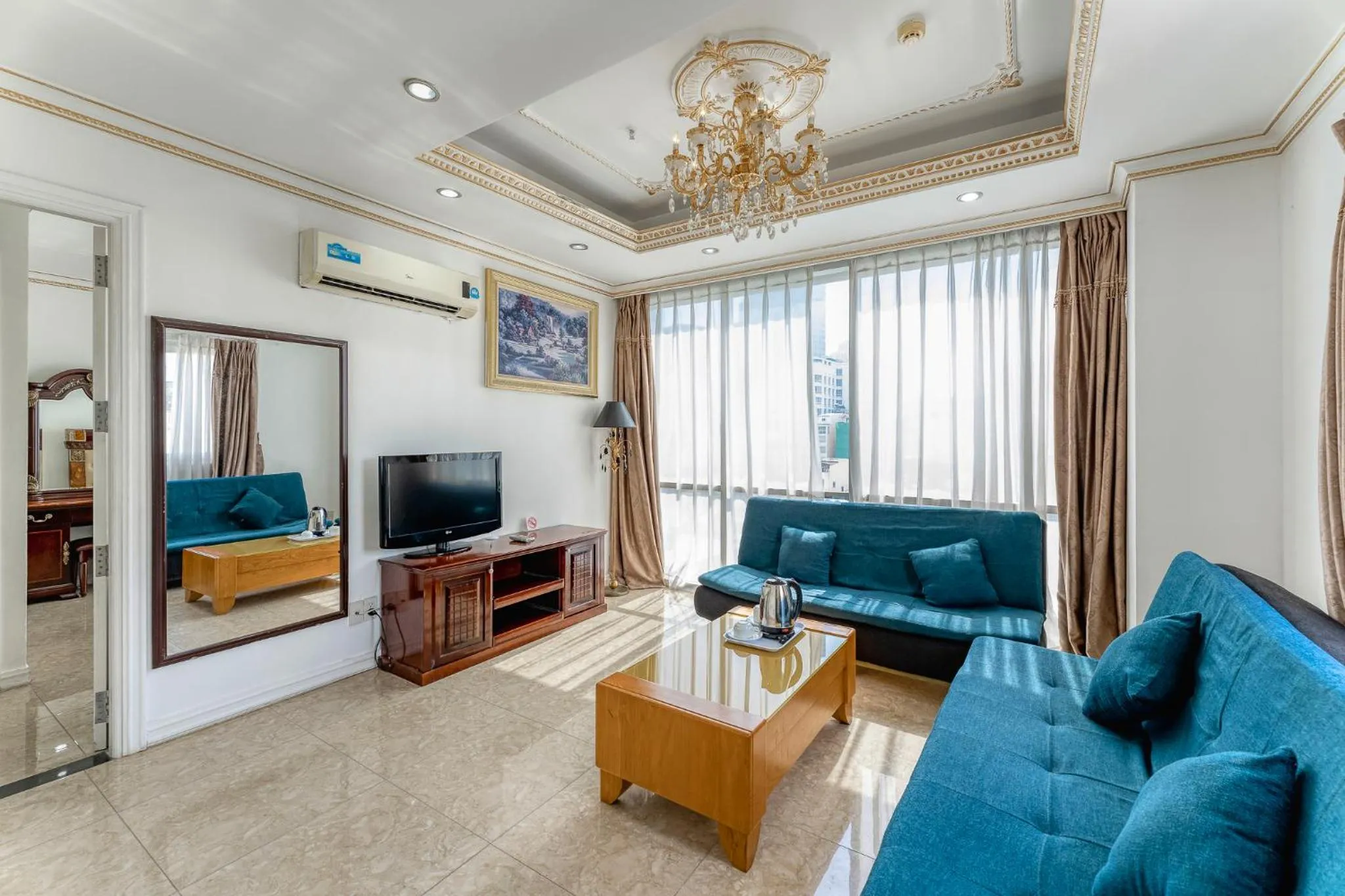 Communal lounge/ TV room in Happy Land Hotel