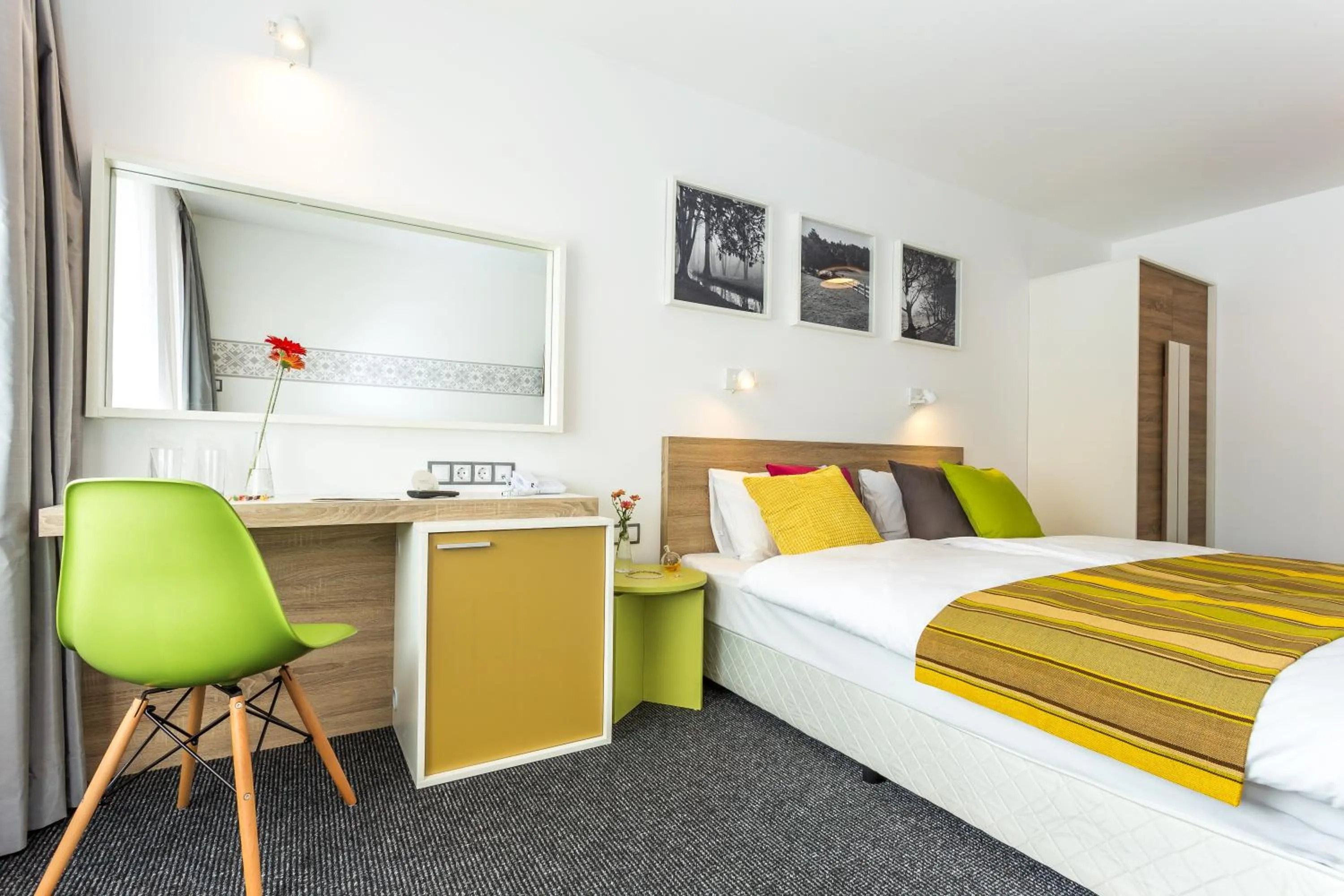 Photo of the whole room, Bed in Hotel Compliment