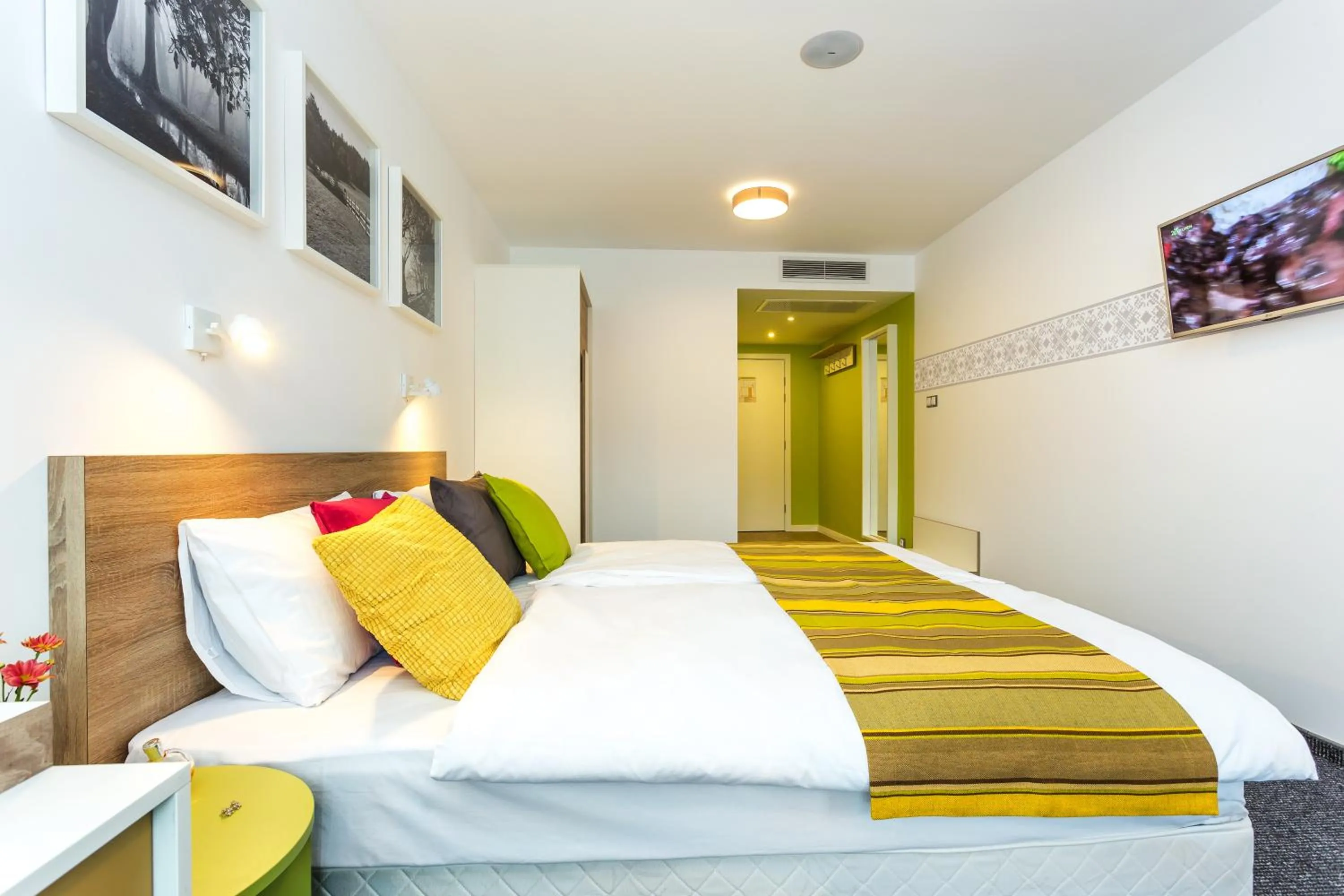 Photo of the whole room, Bed in Hotel Compliment