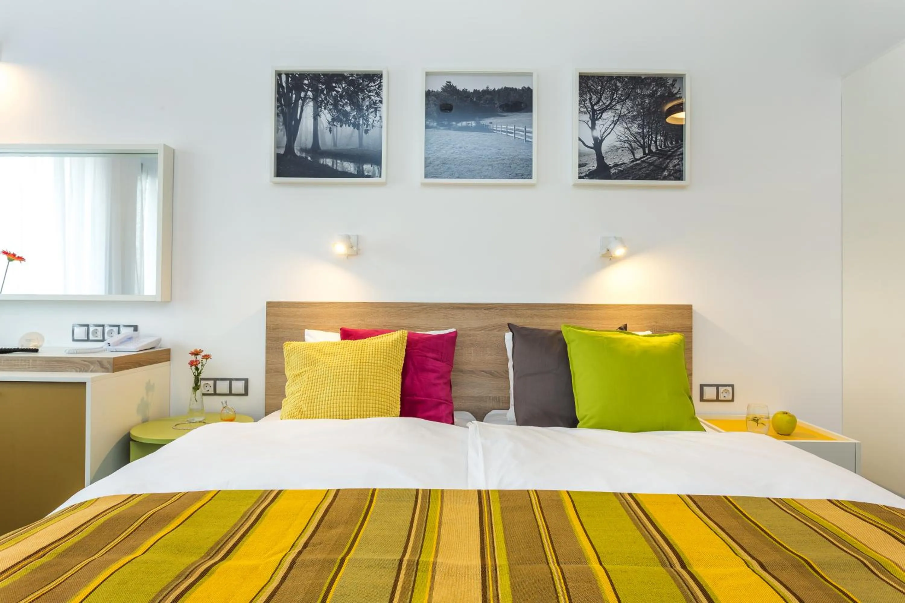 Photo of the whole room, Bed in Hotel Compliment