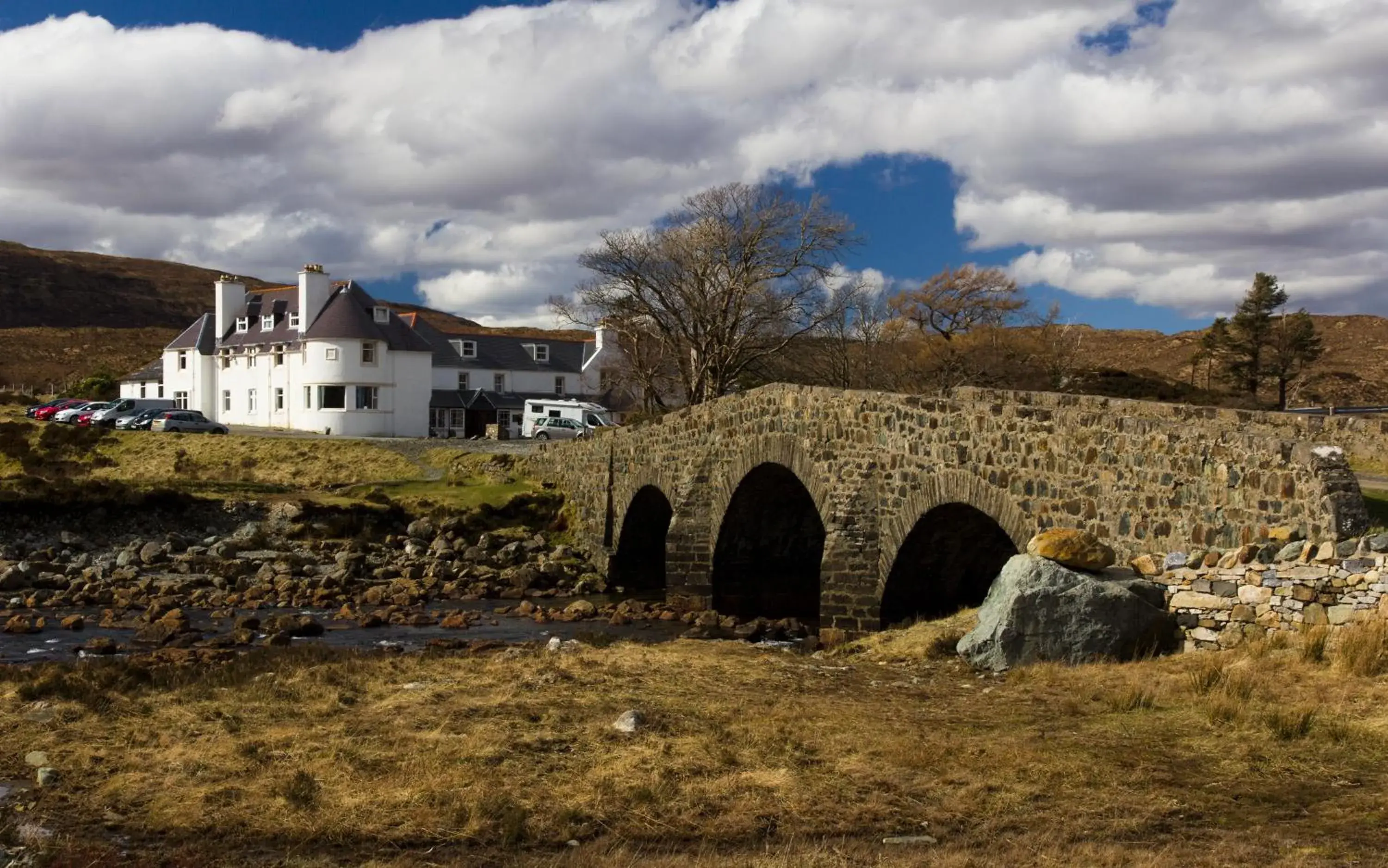 Facade/entrance in Sligachan Hotel Facade/entrance in Sligachan Hotel