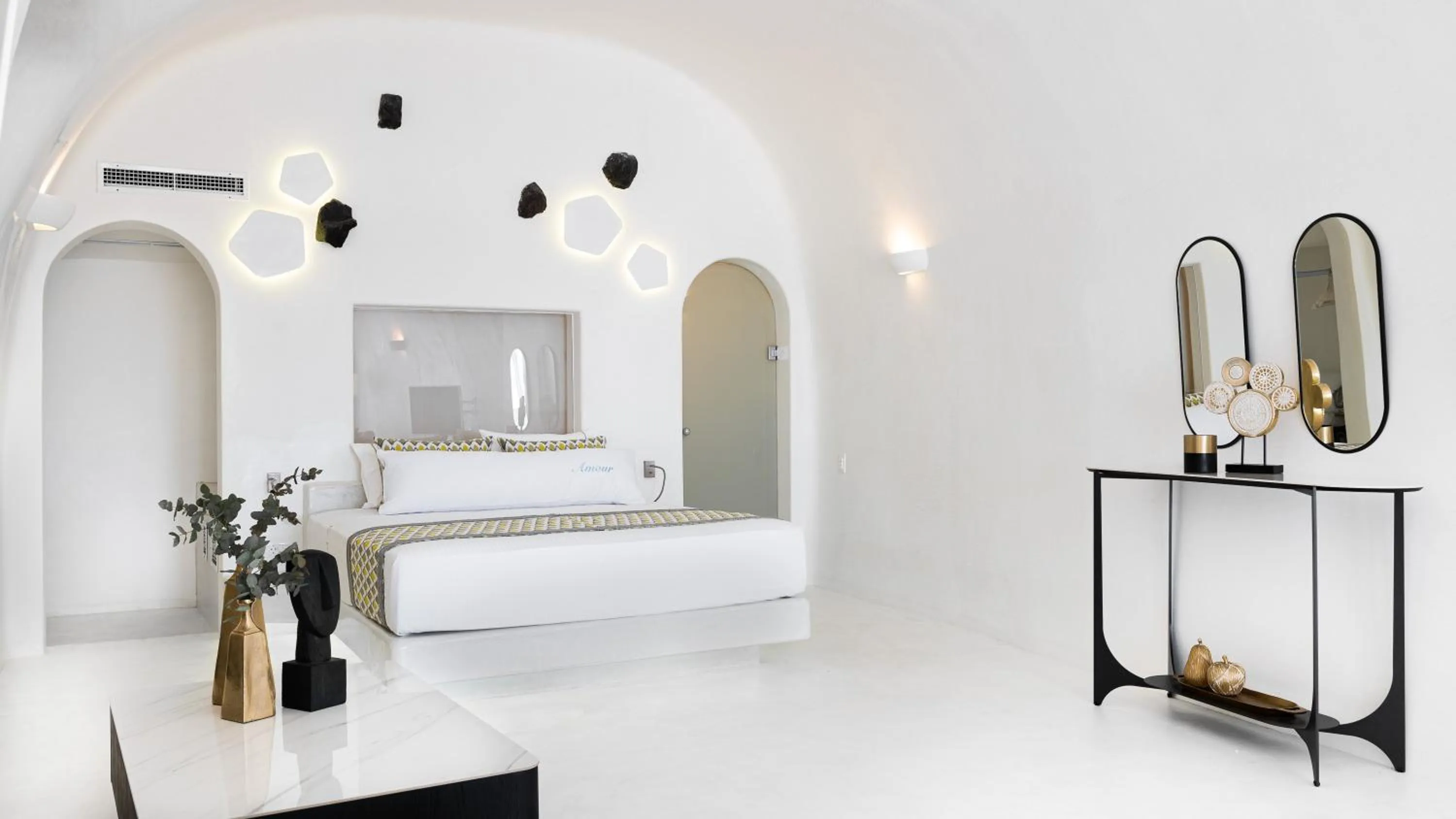 Bed in Maregio Suites