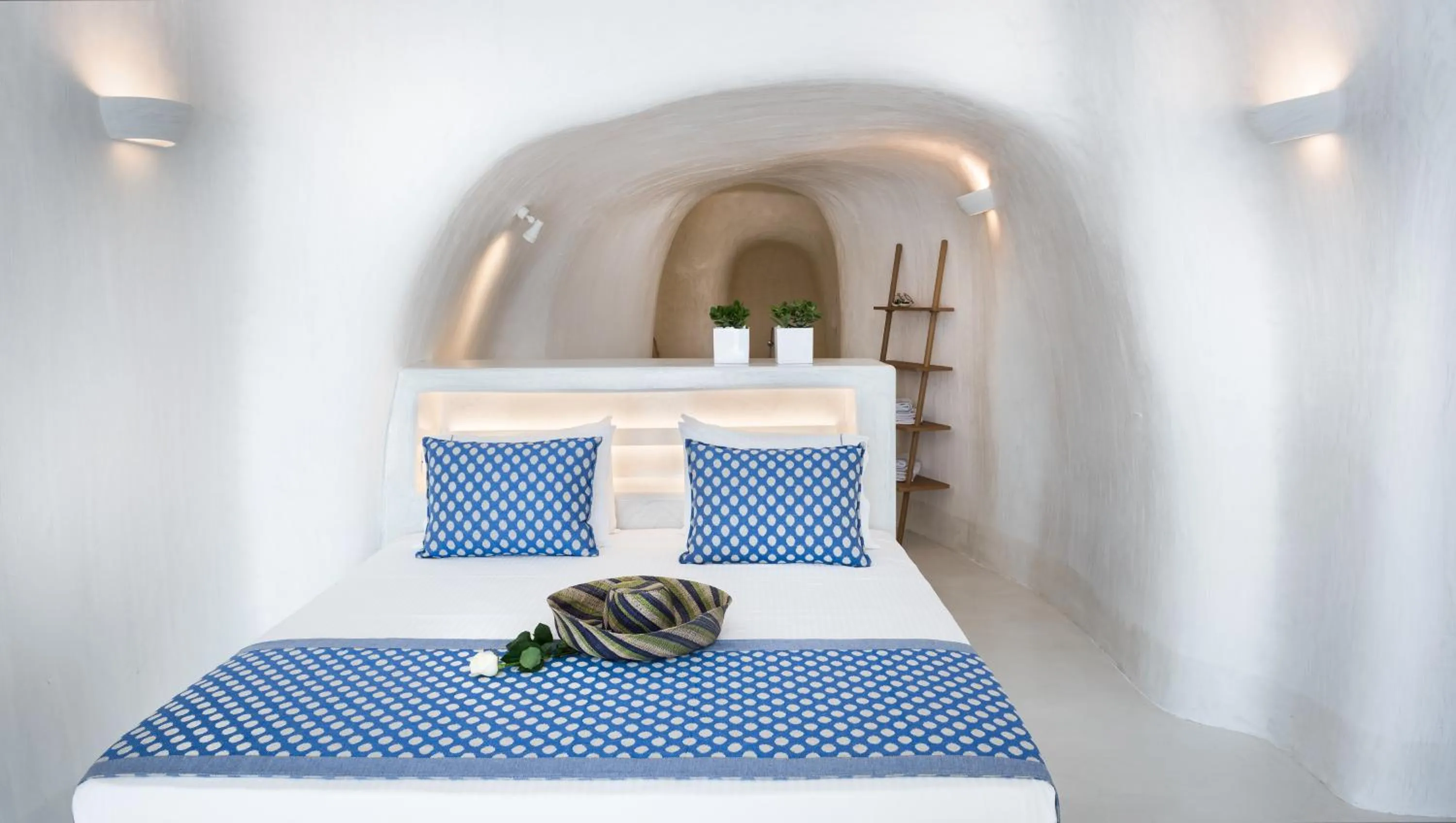 Bed in Maregio Suites