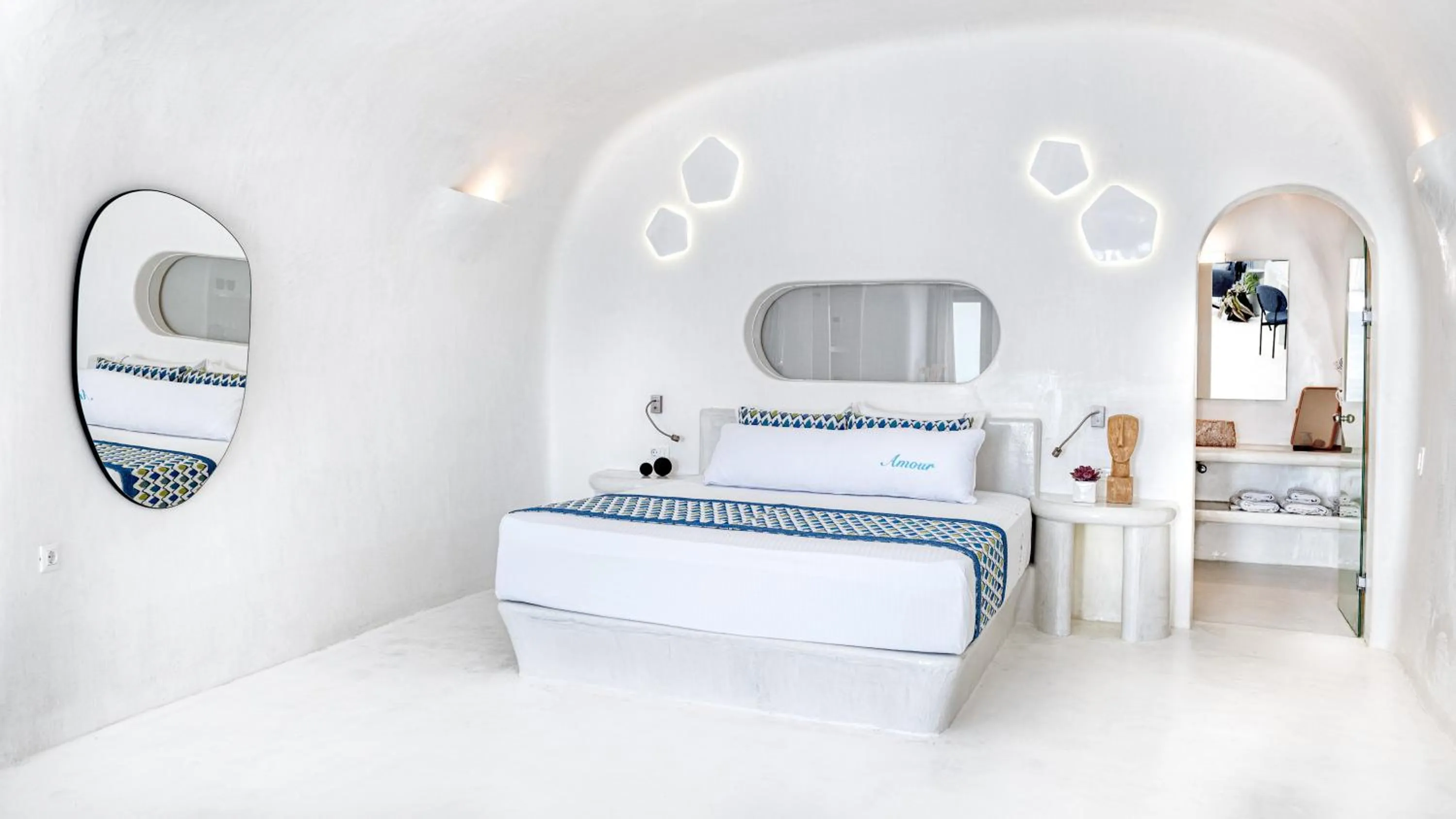 Bed in Maregio Suites