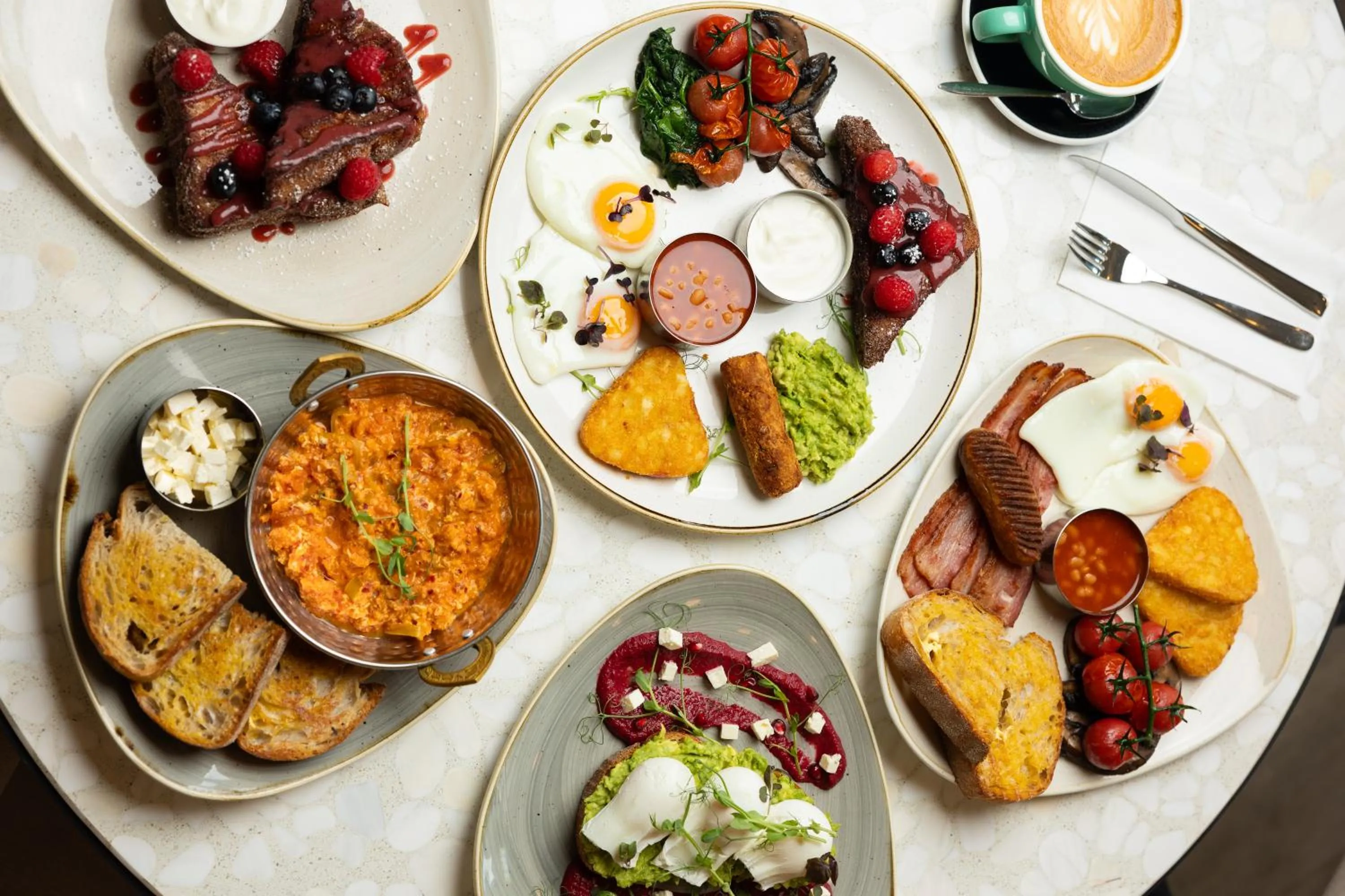 Restaurant/places to eat in The Lion & Key Hotel