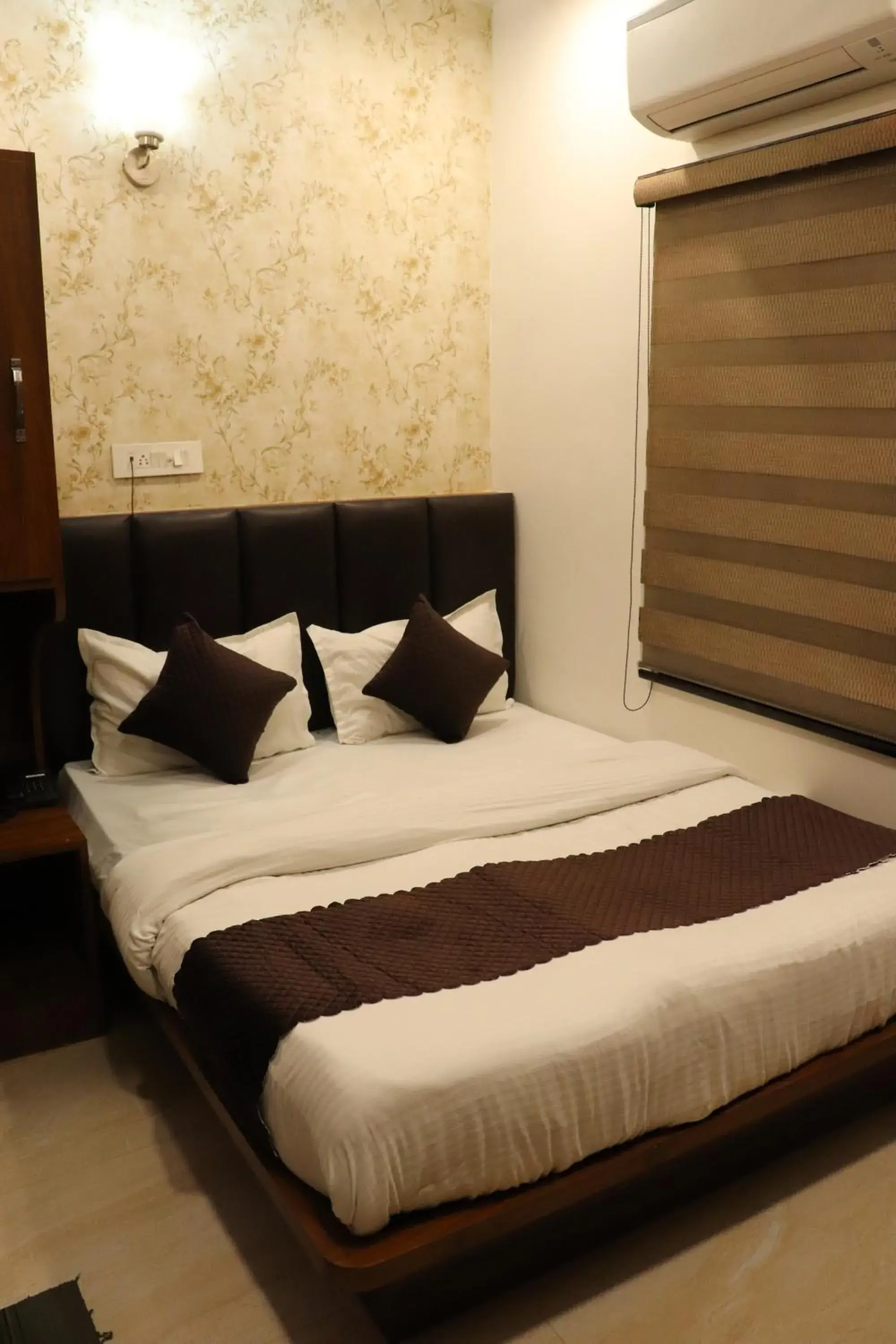 Small Single Room - single occupancy in Hotel Samrat Ajmer Small Single Room - single occupancy in Hotel Samrat Ajmer