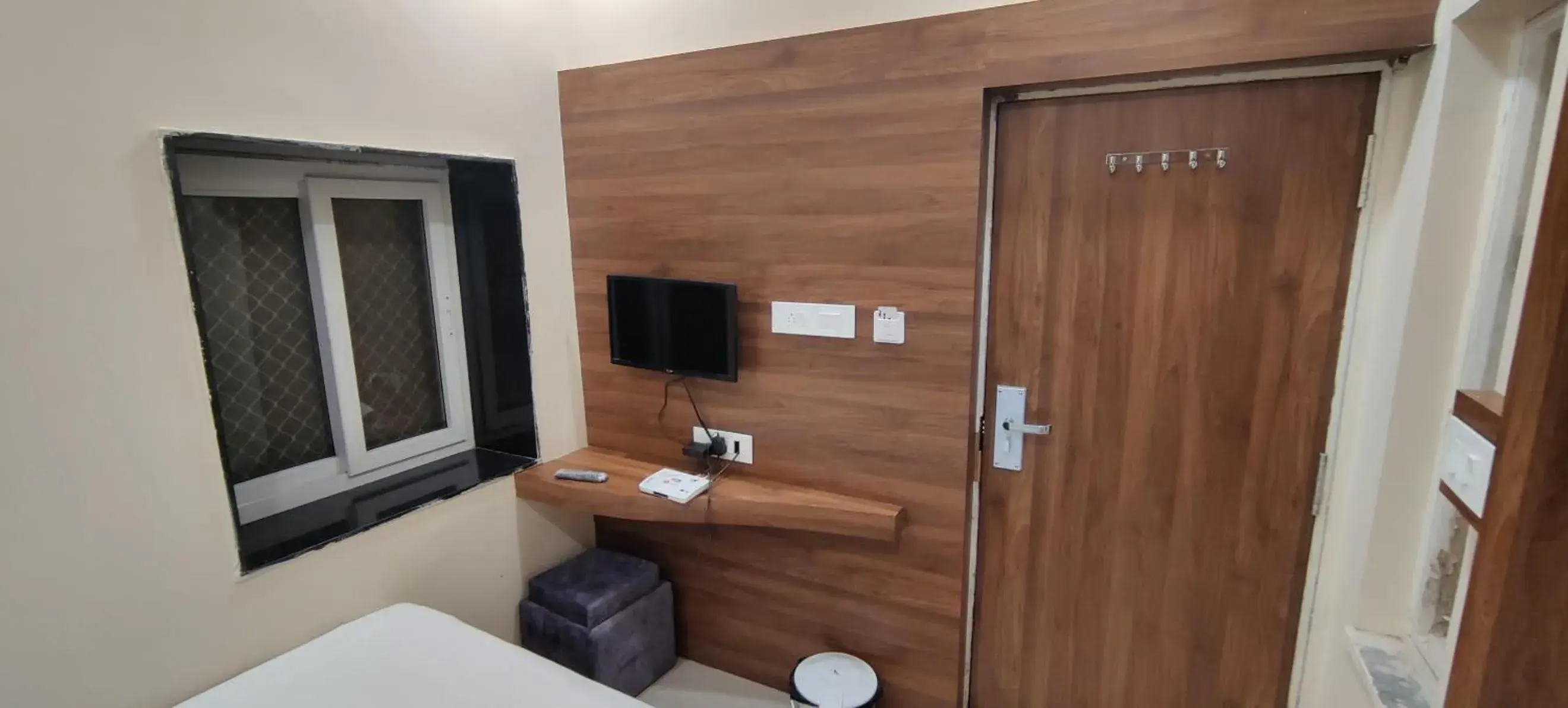 Small Single Room - single occupancy in Hotel Samrat Ajmer Small Single Room - single occupancy in Hotel Samrat Ajmer