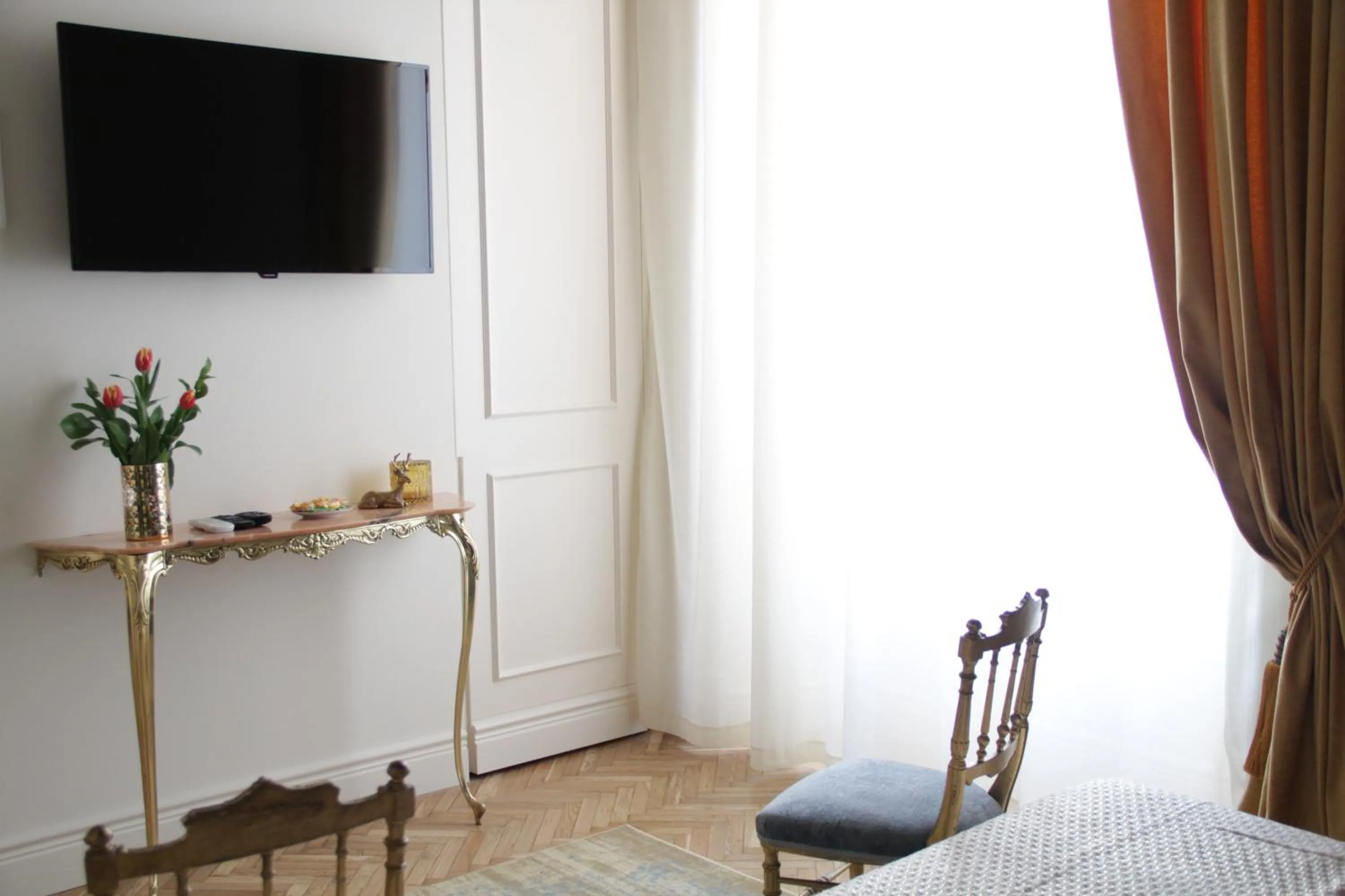 Photo of the whole room, Bed in Ingrami Suites and Spa