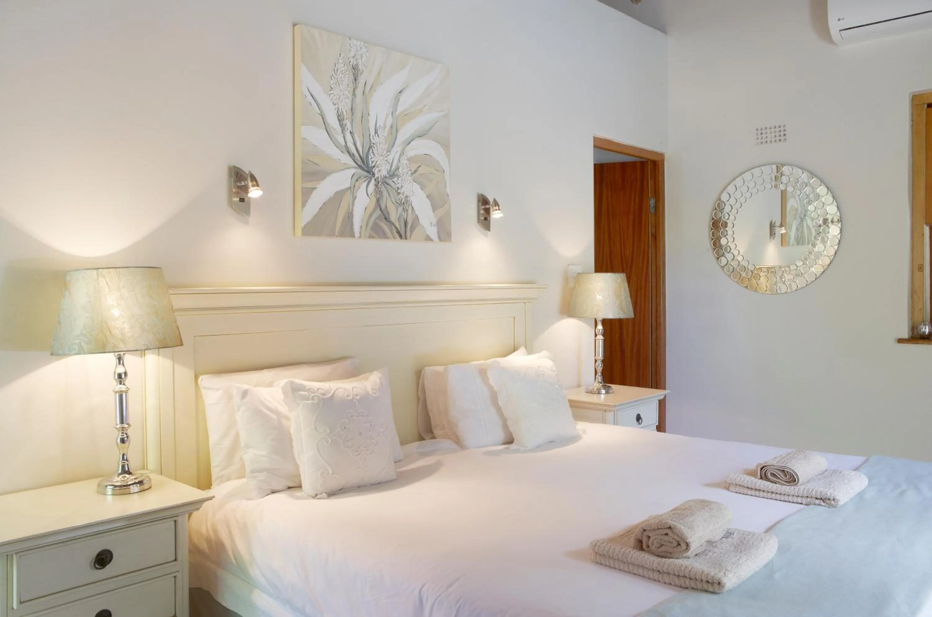 Photo of the whole room, Bed in Yellow Aloe