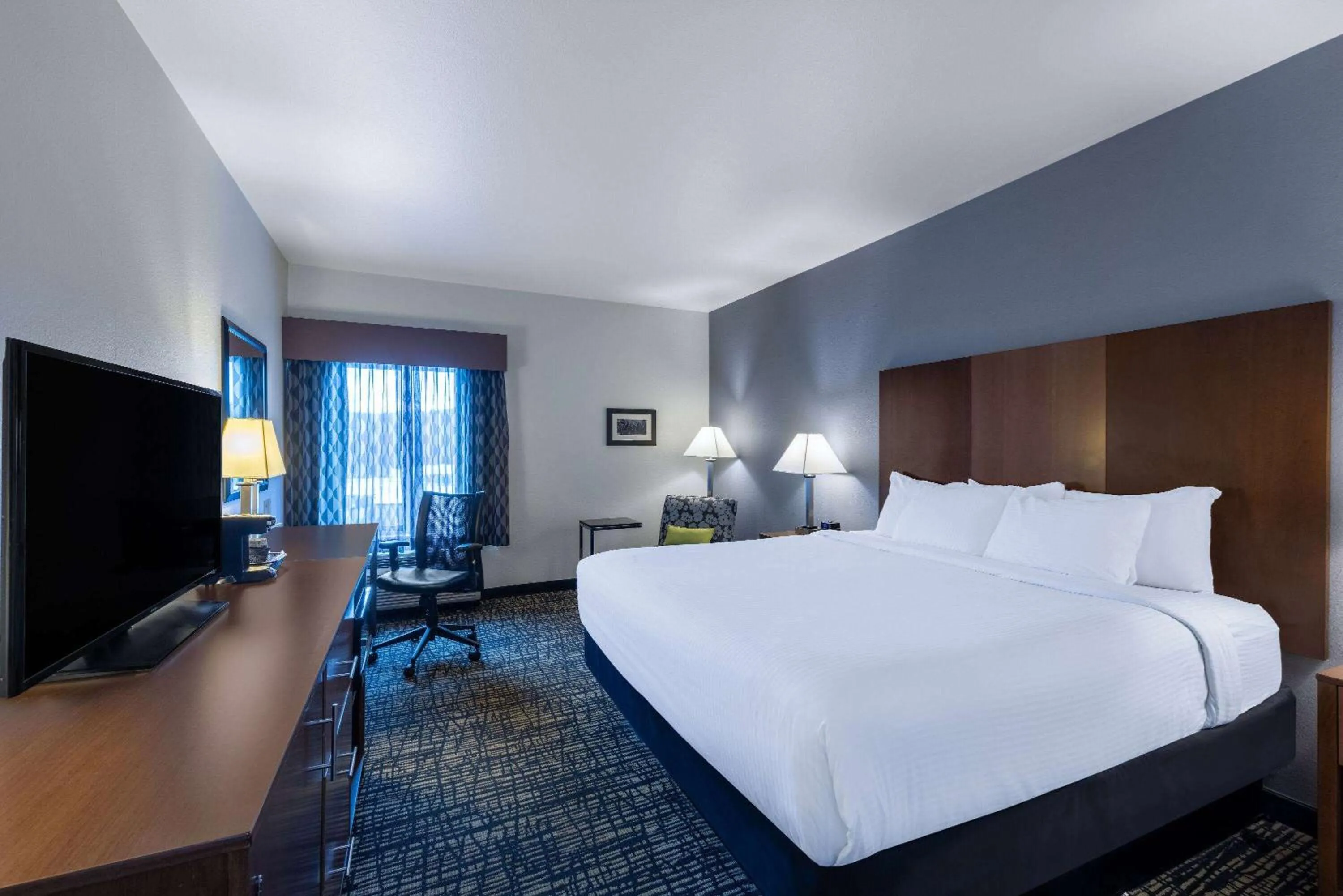 Photo of the whole room, Bed in La Quinta by Wyndham Morgantown