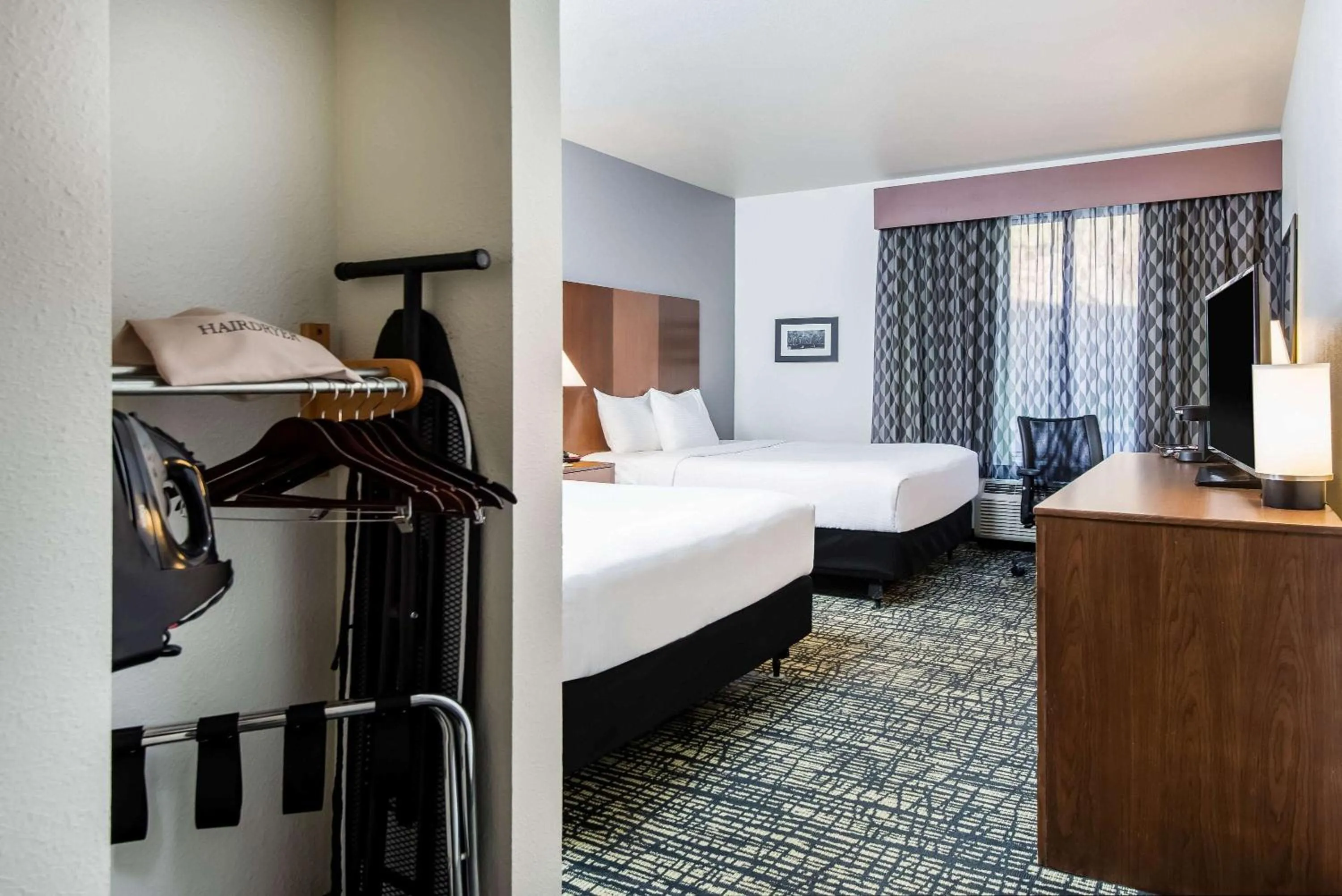 Photo of the whole room, Bed in La Quinta by Wyndham Morgantown