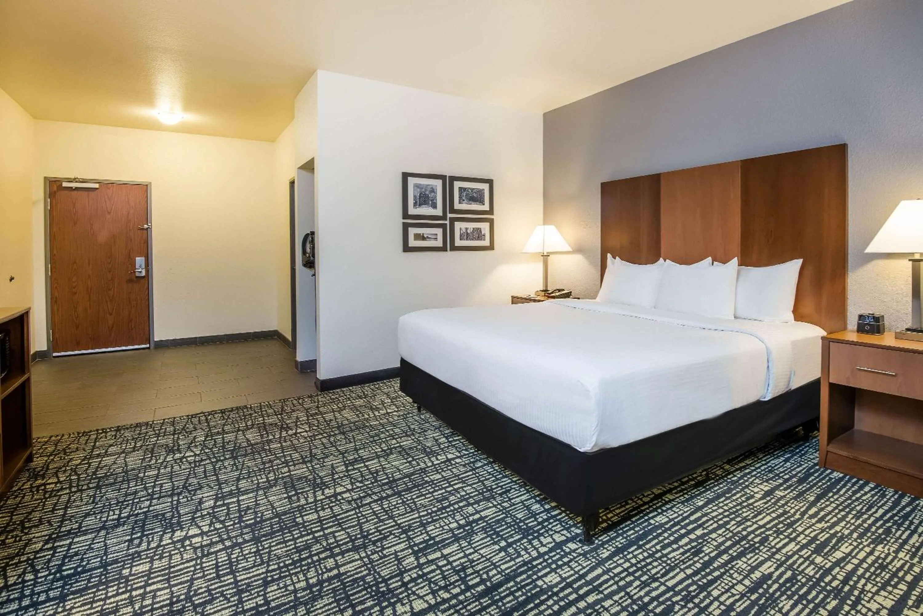 Photo of the whole room, Bed in La Quinta by Wyndham Morgantown