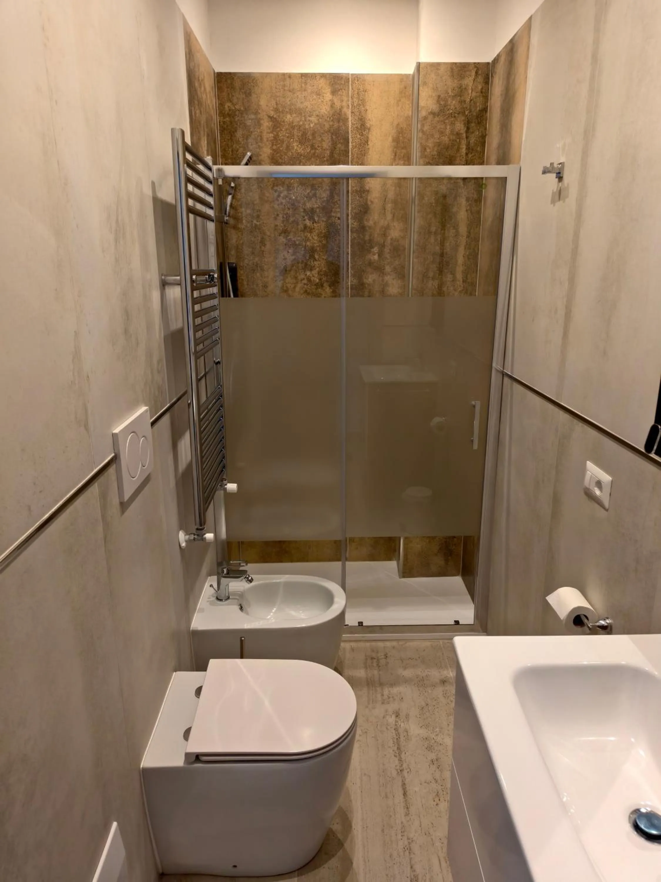 Shower in Jadore Monic