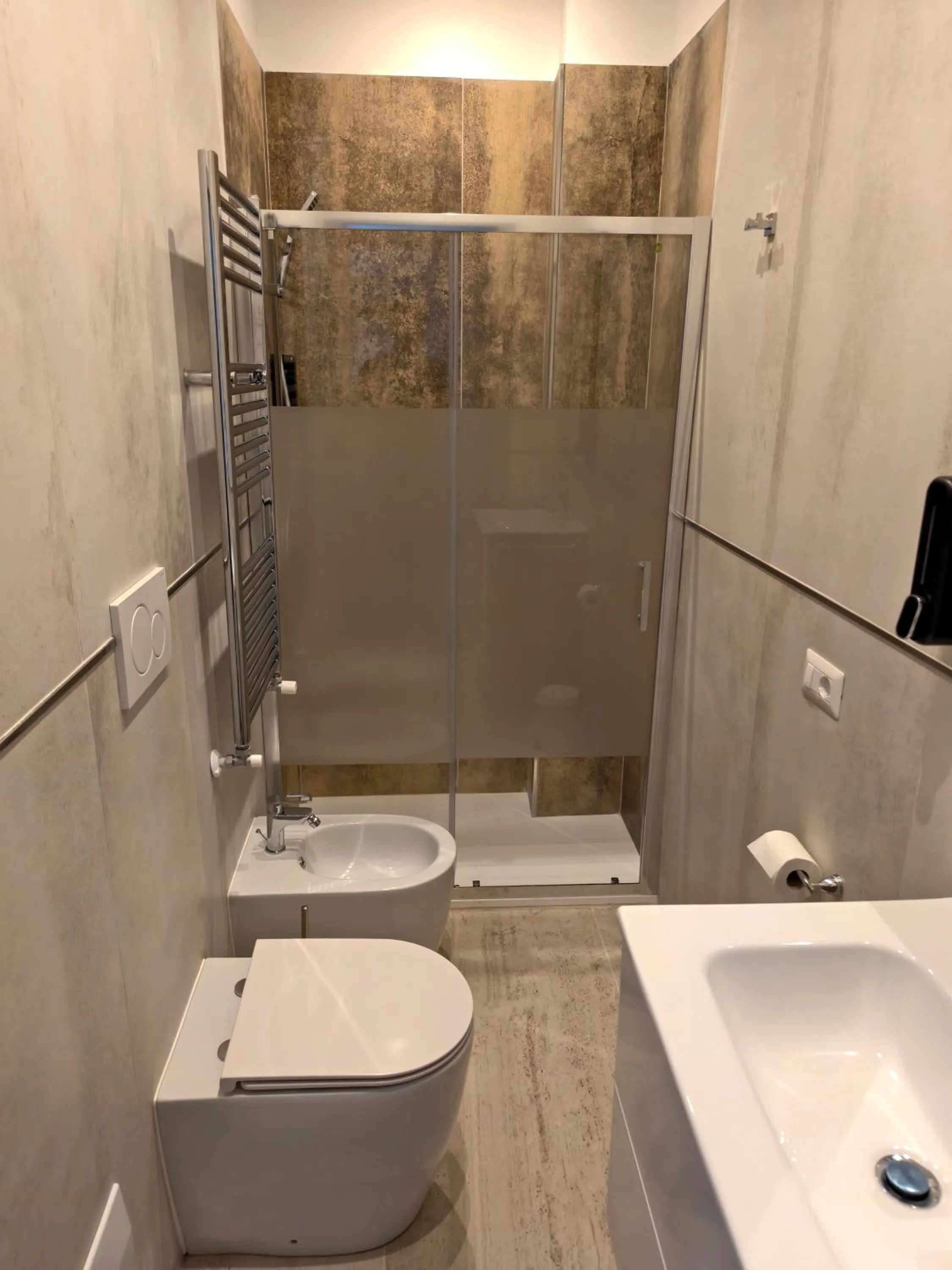 Shower in Jadore Monic