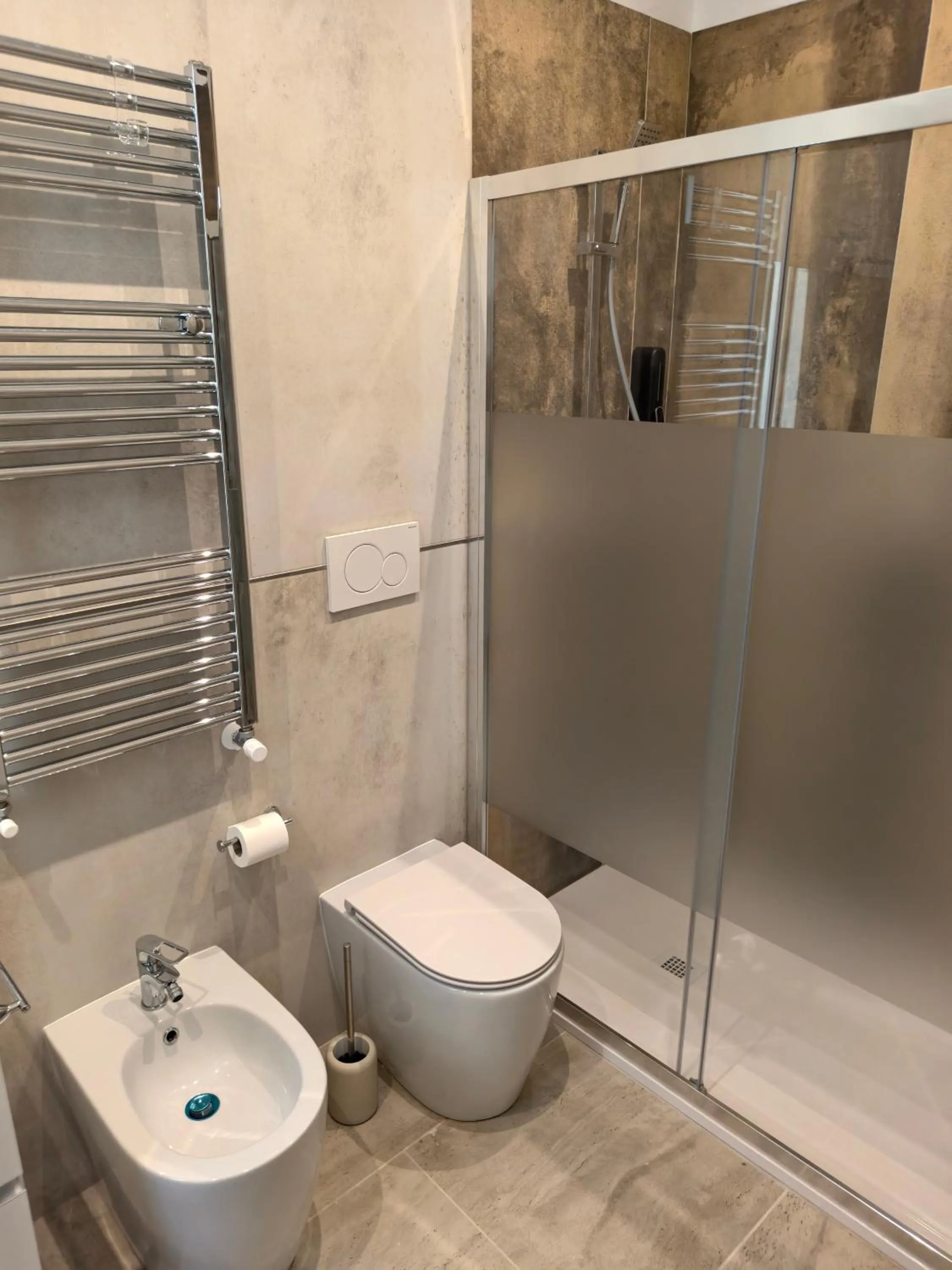 Shower in Jadore Monic