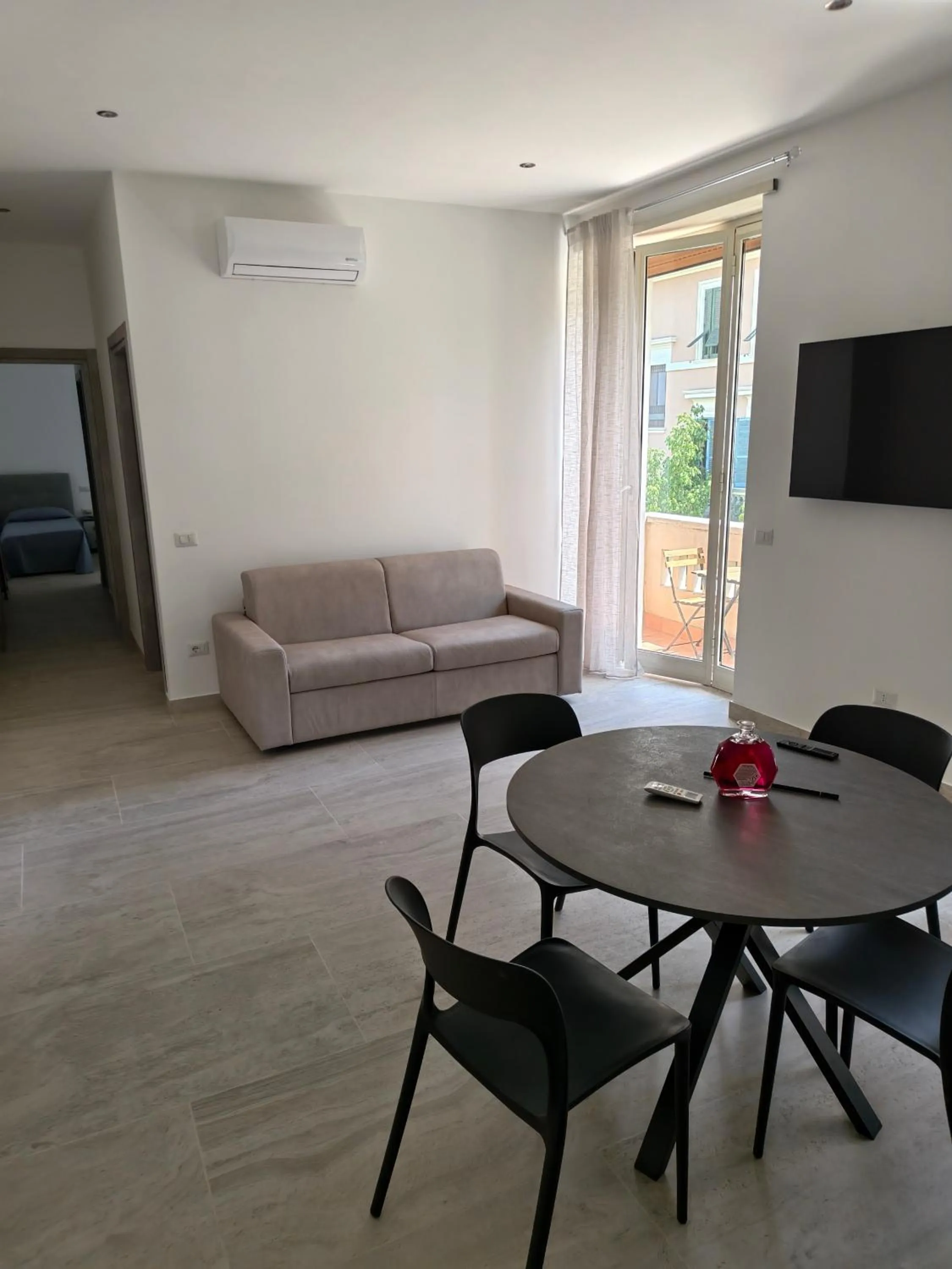 TV and multimedia in Jadore Monic