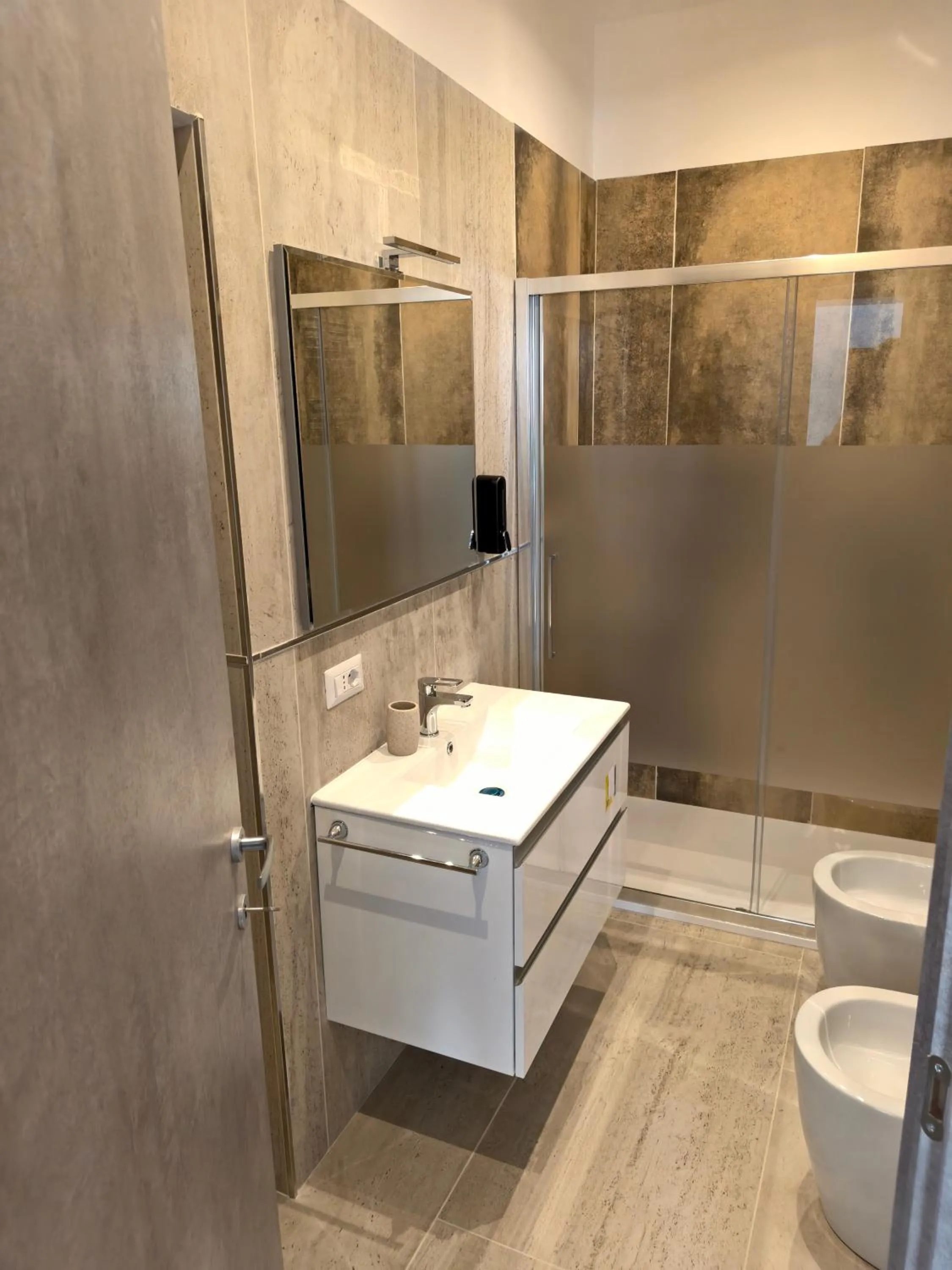 Shower in Jadore Monic