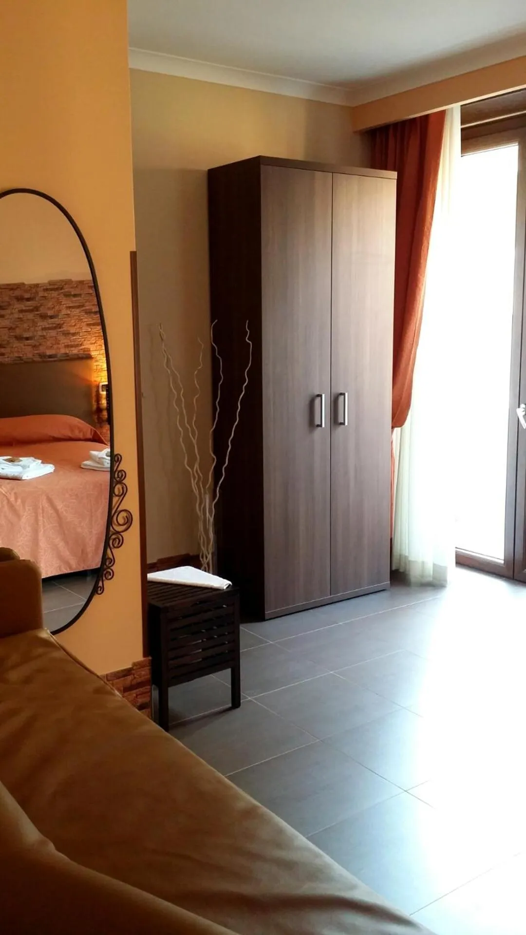 Day, Bed in Jadore Monic