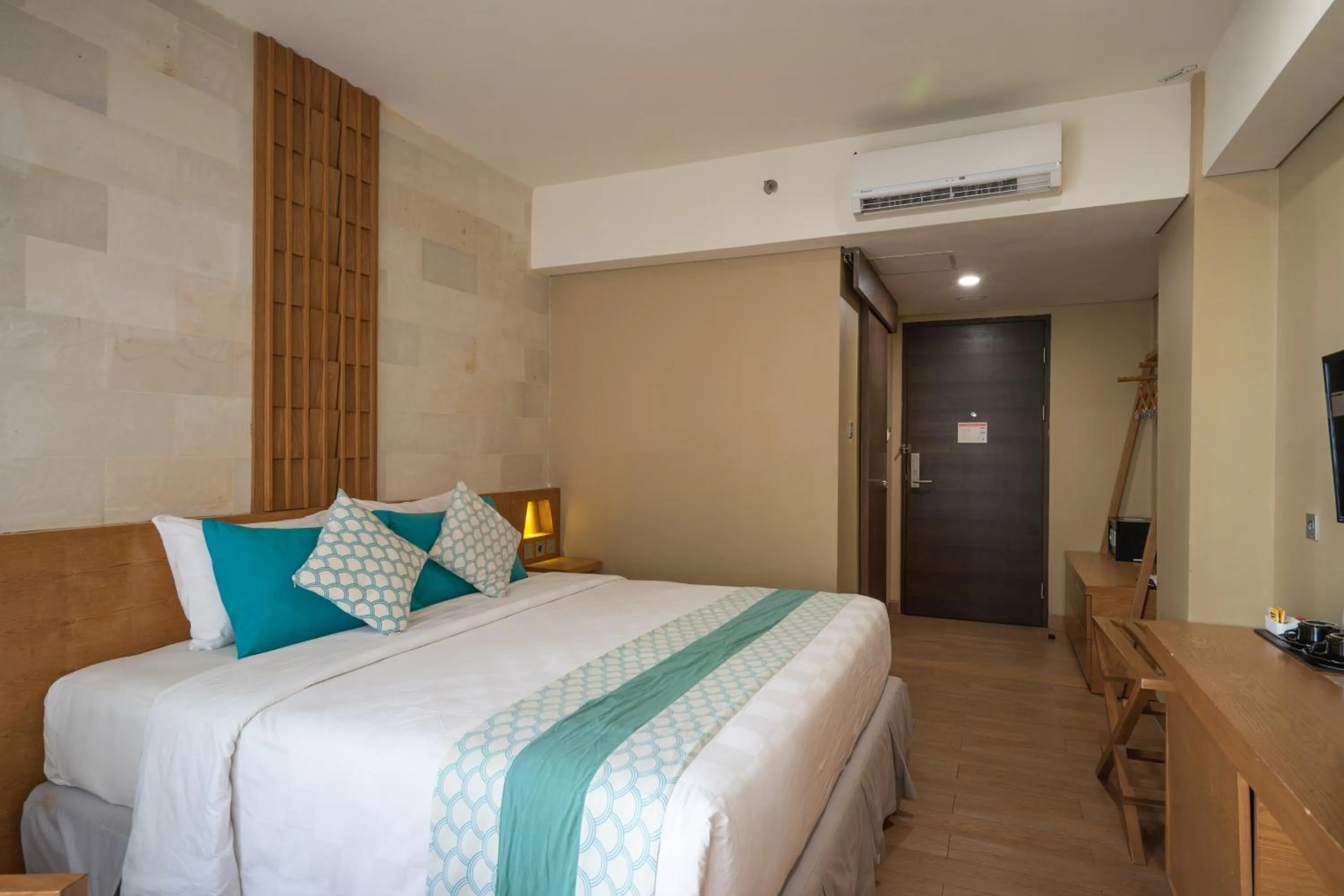 Bedroom, Bed in Bedrock Hotel Kuta