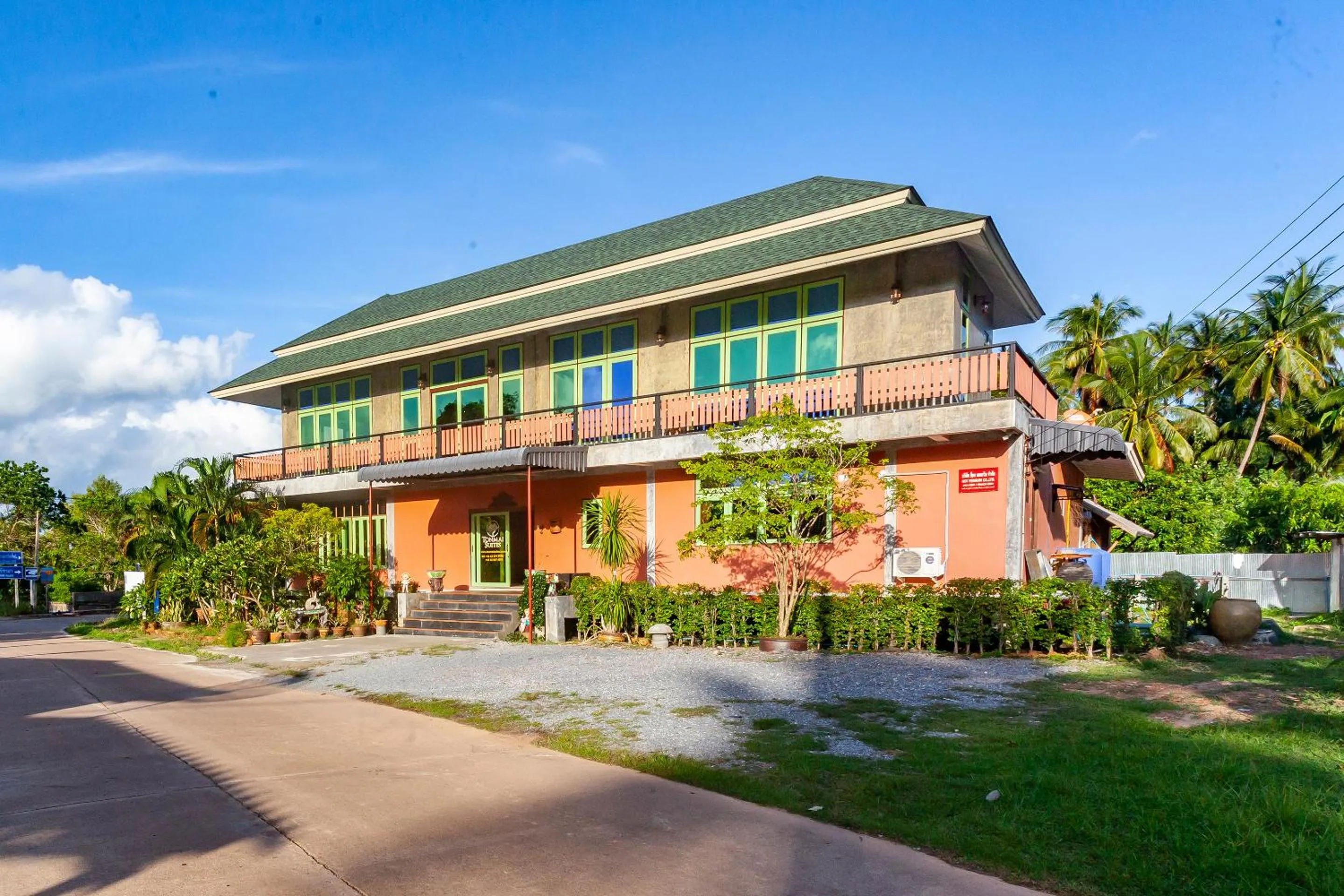 Property building in Tonmai Suites