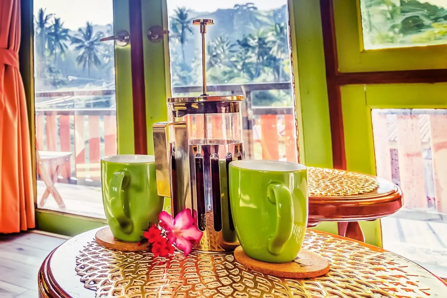 Coffee/tea facilities in Tonmai Suites