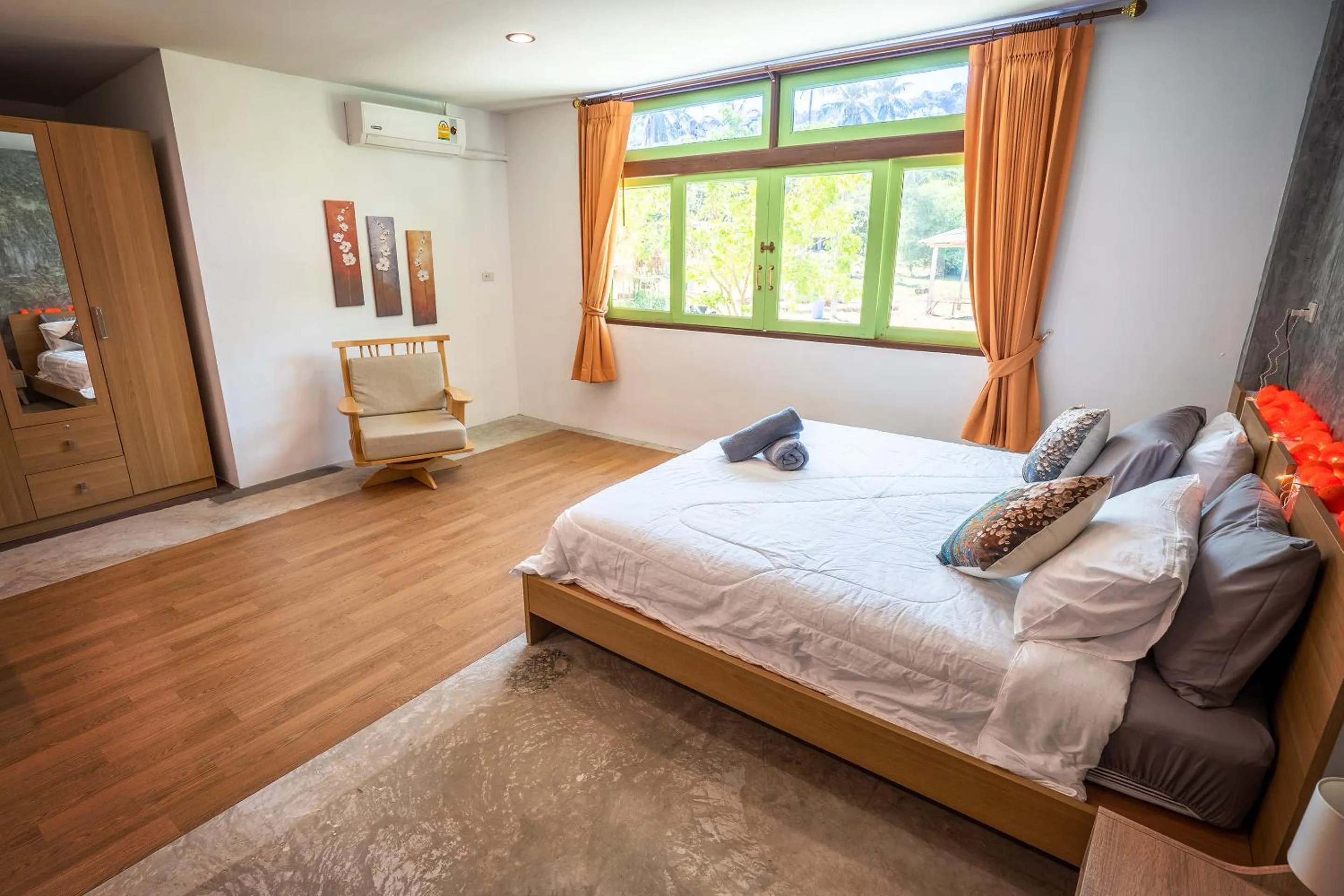 Bedroom, Bed in Tonmai Suites