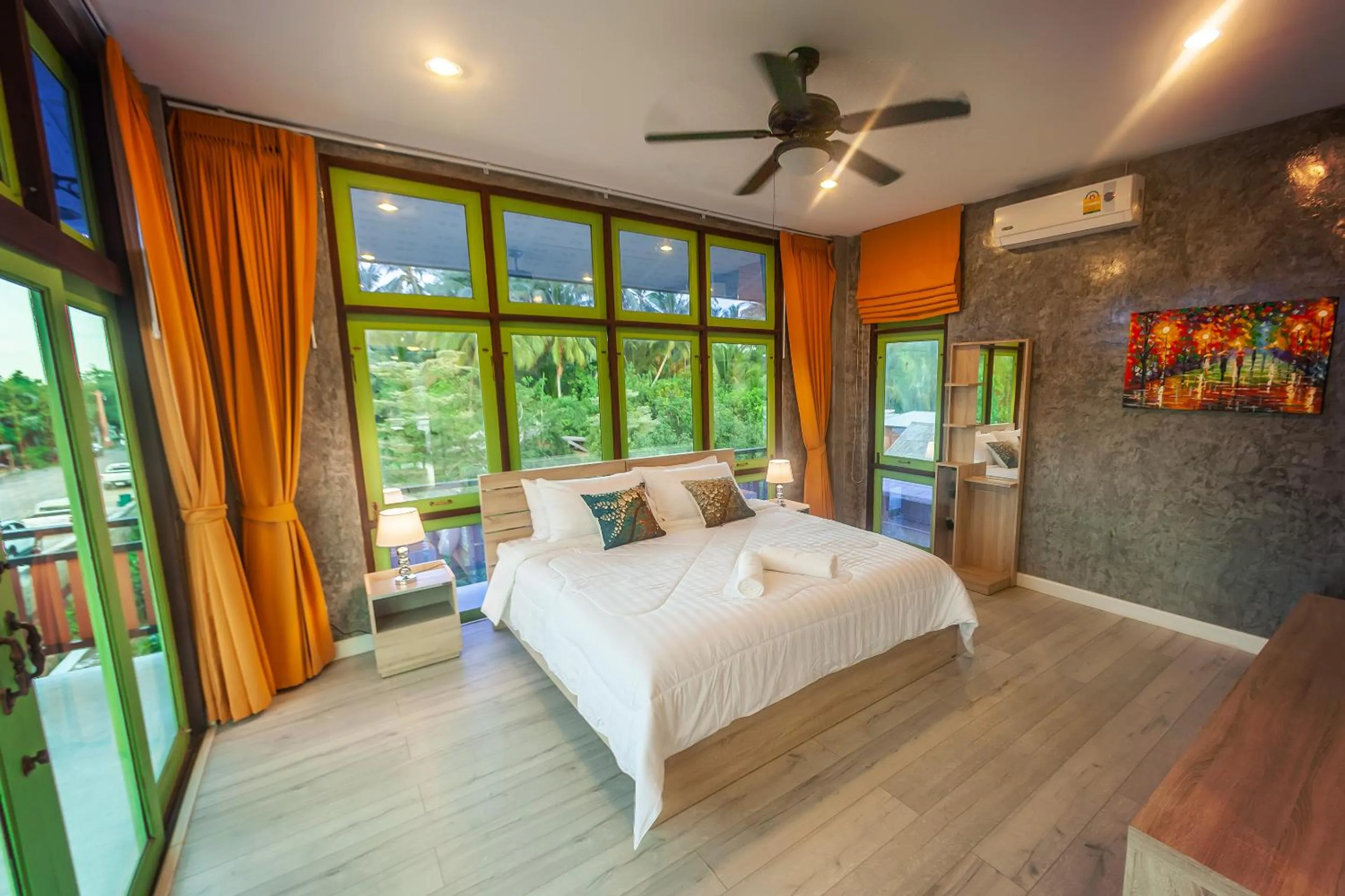 Photo of the whole room, Bed in Tonmai Suites