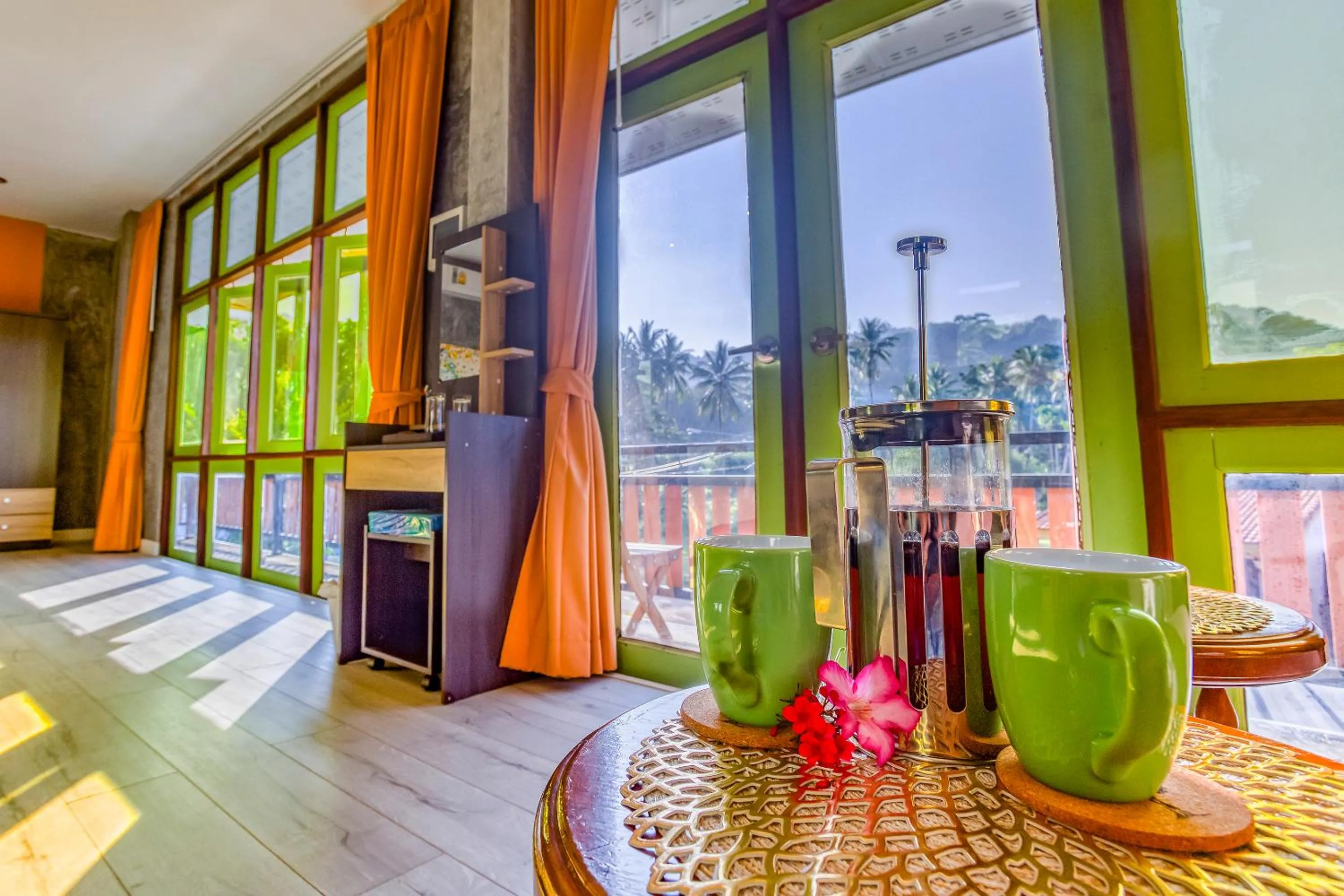 Coffee/tea facilities in Tonmai Suites