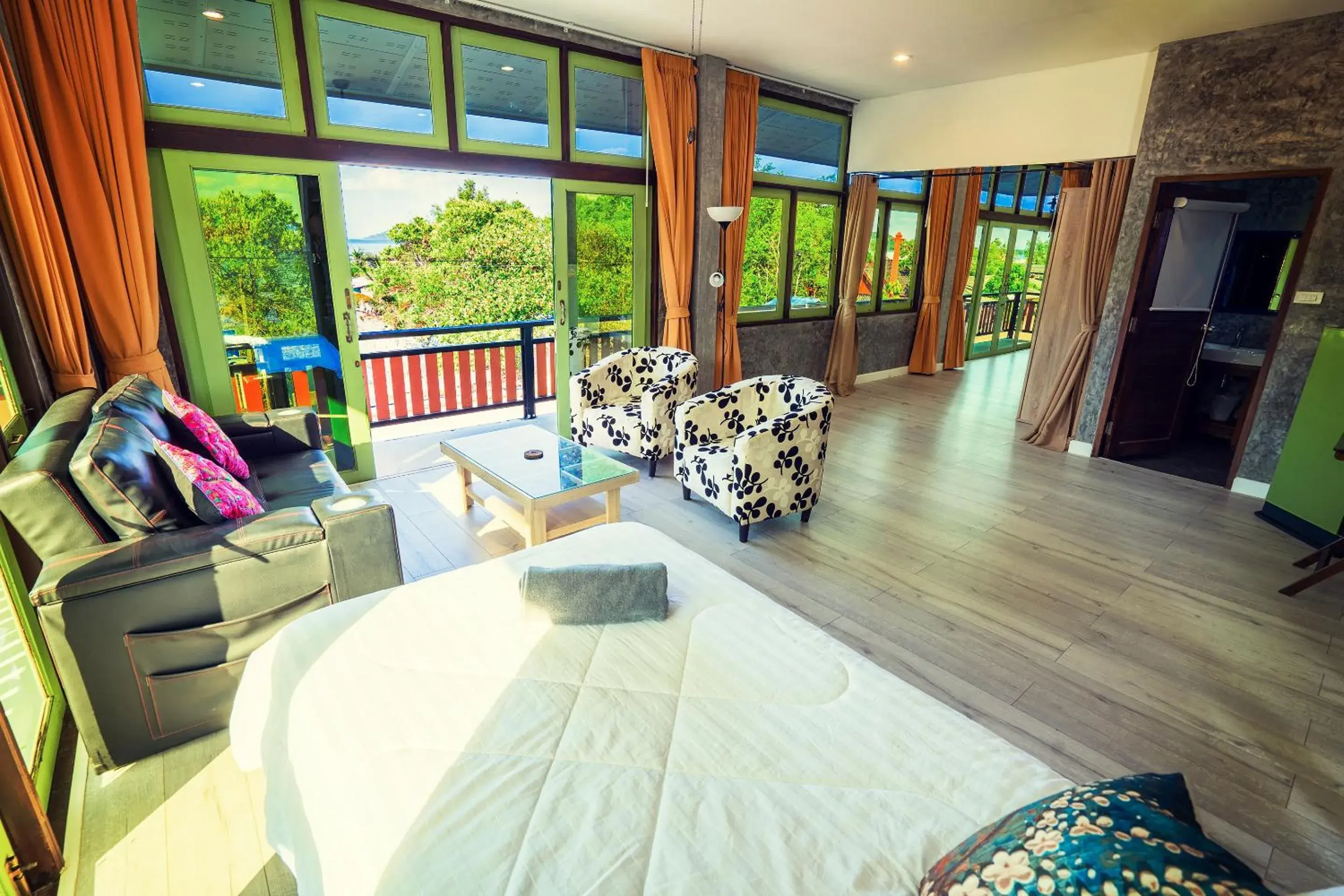 Superior Suite with Sea View in Tonmai Suites Superior Suite with Sea View in Tonmai Suites