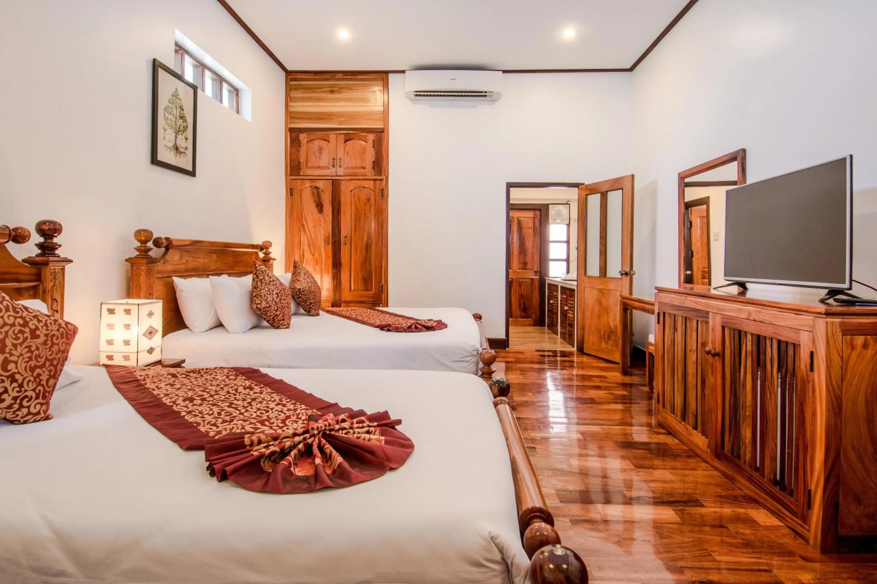 Shower, Bed in Villa Ang Thong